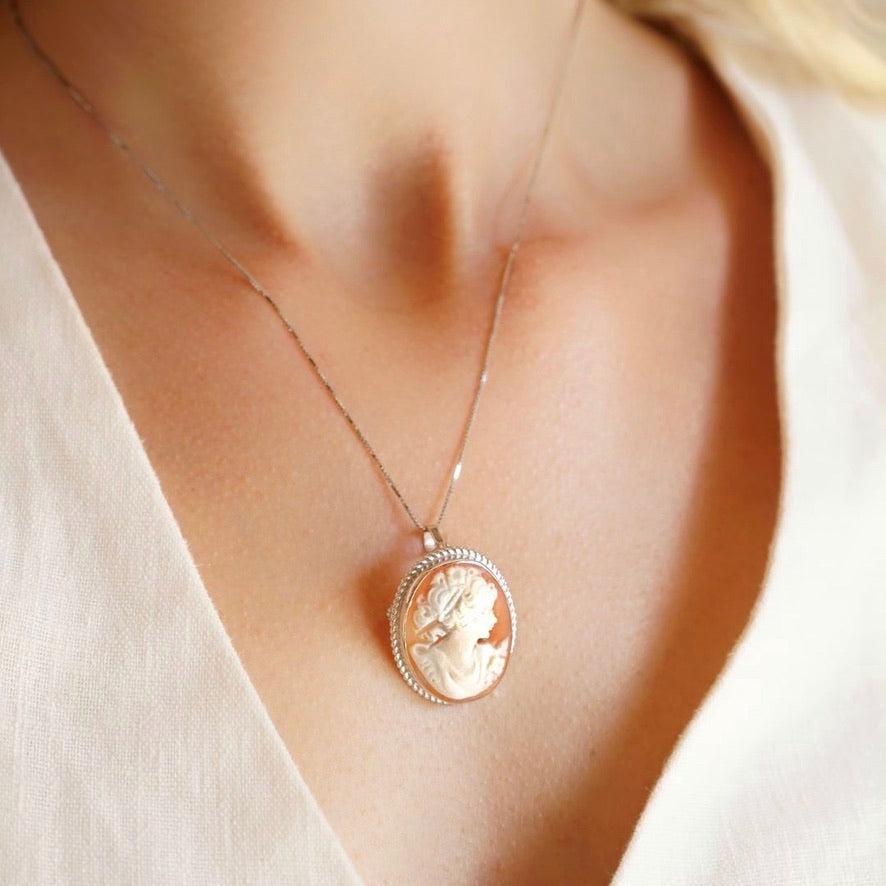 VINTAGE HAT CAMEO NECKLACE -SILVER-