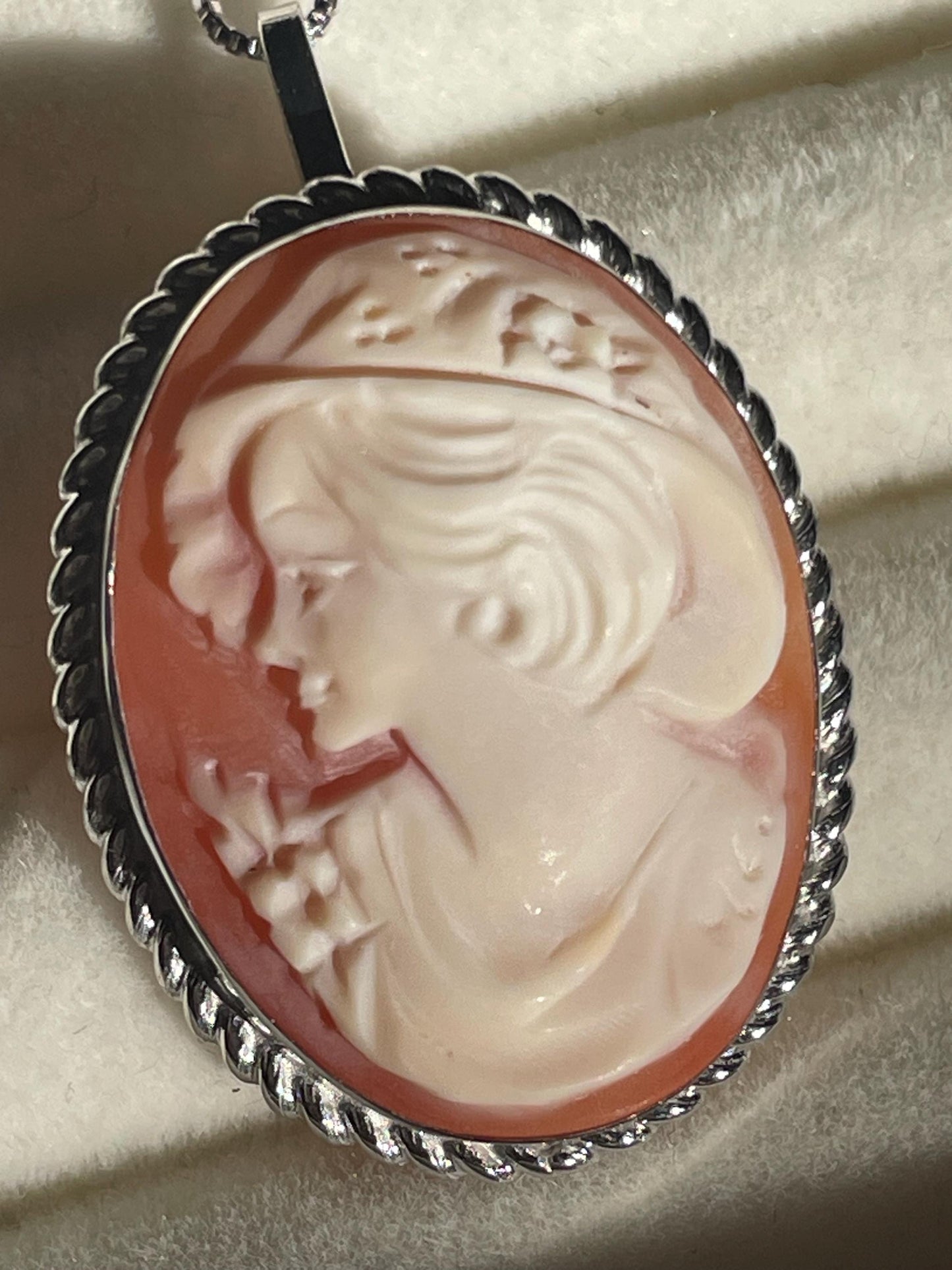 VINTAGE HAT CAMEO NECKLACE -SILVER-