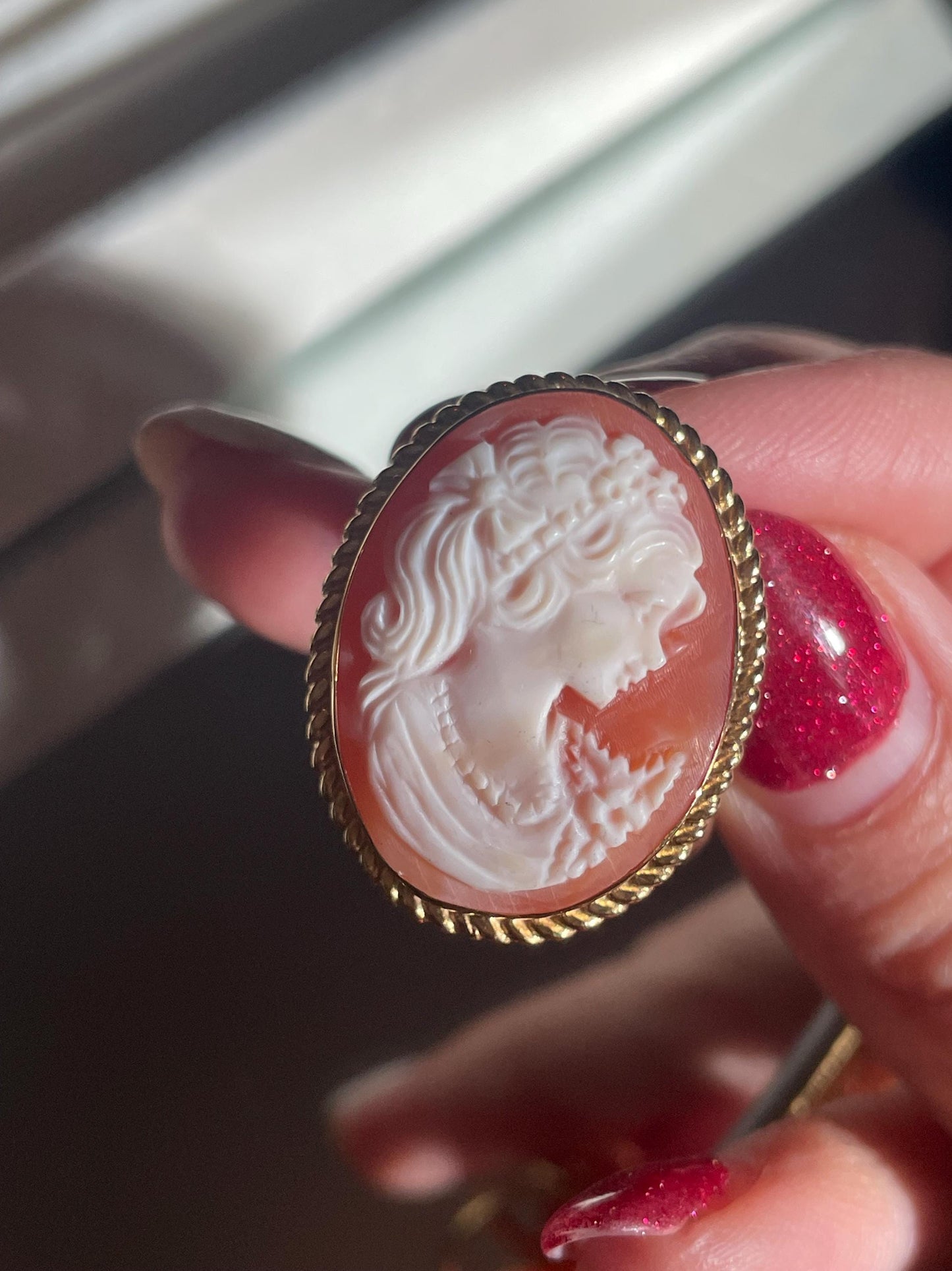 CLASSIC CAMEO NECKLACE -SILVER- LONG HAIR & FLOWERS