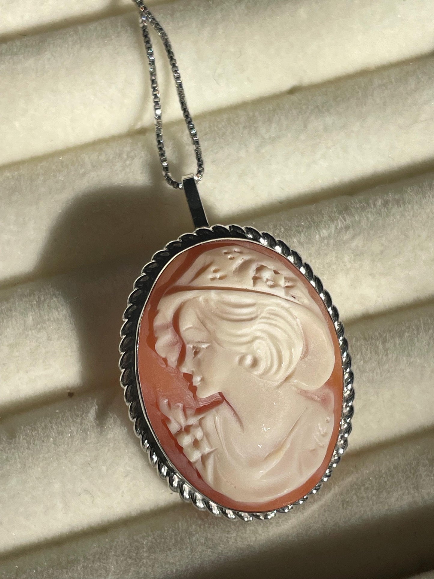 VINTAGE HAT CAMEO NECKLACE -SILVER-