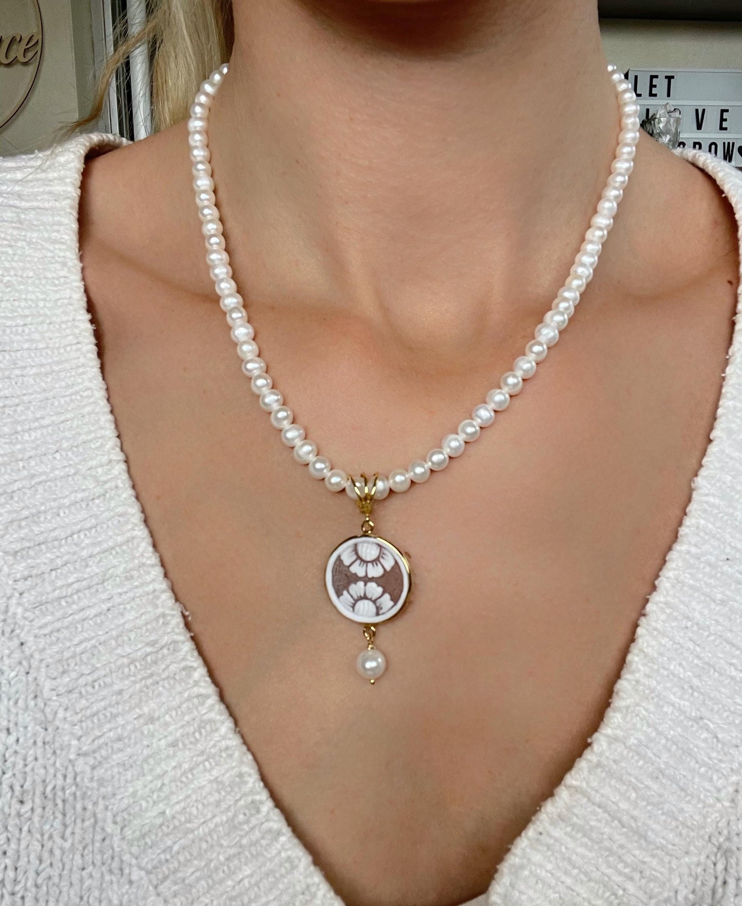 Flower pendant pearl necklace
