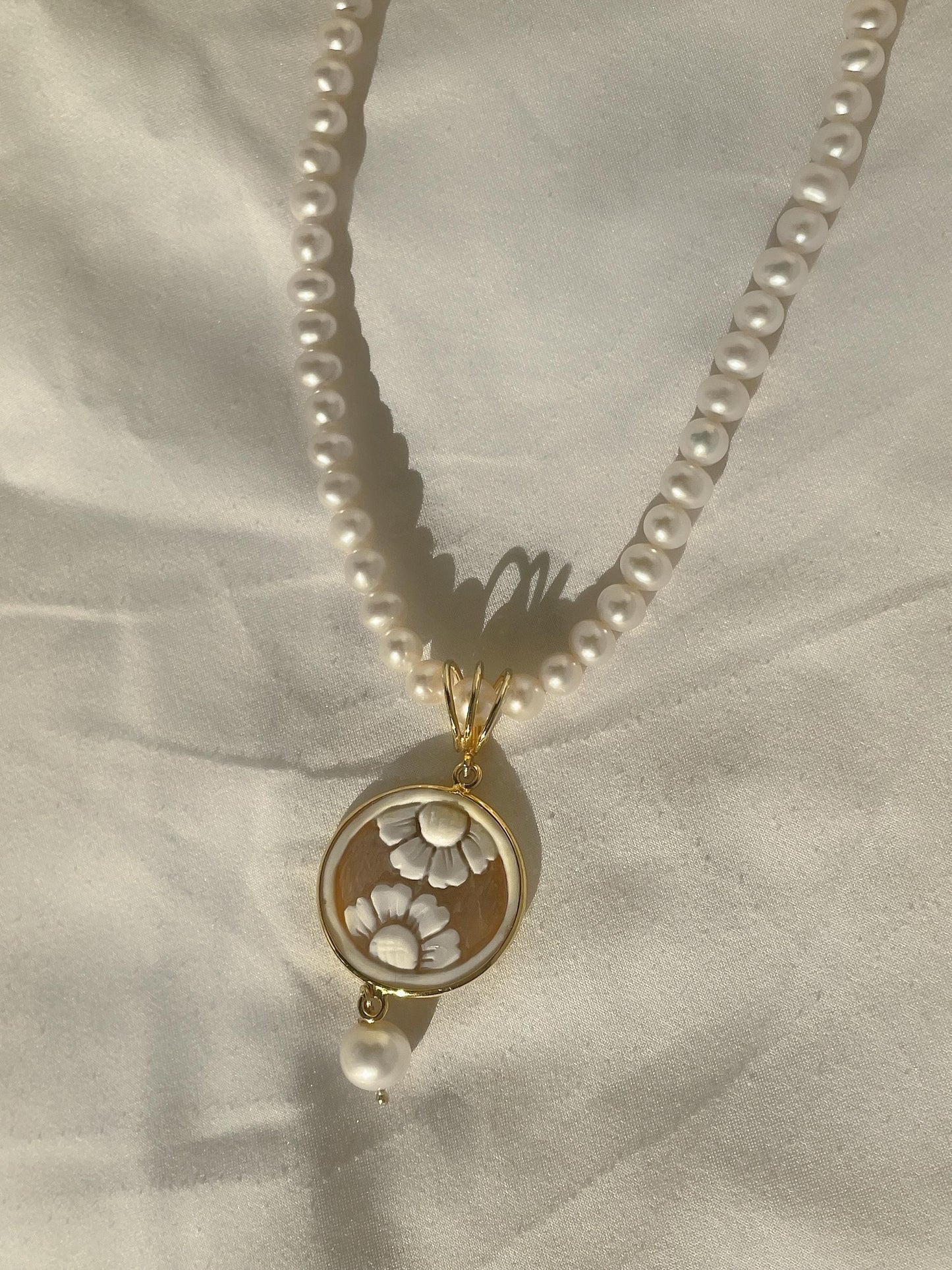 Flower pendant pearl necklace