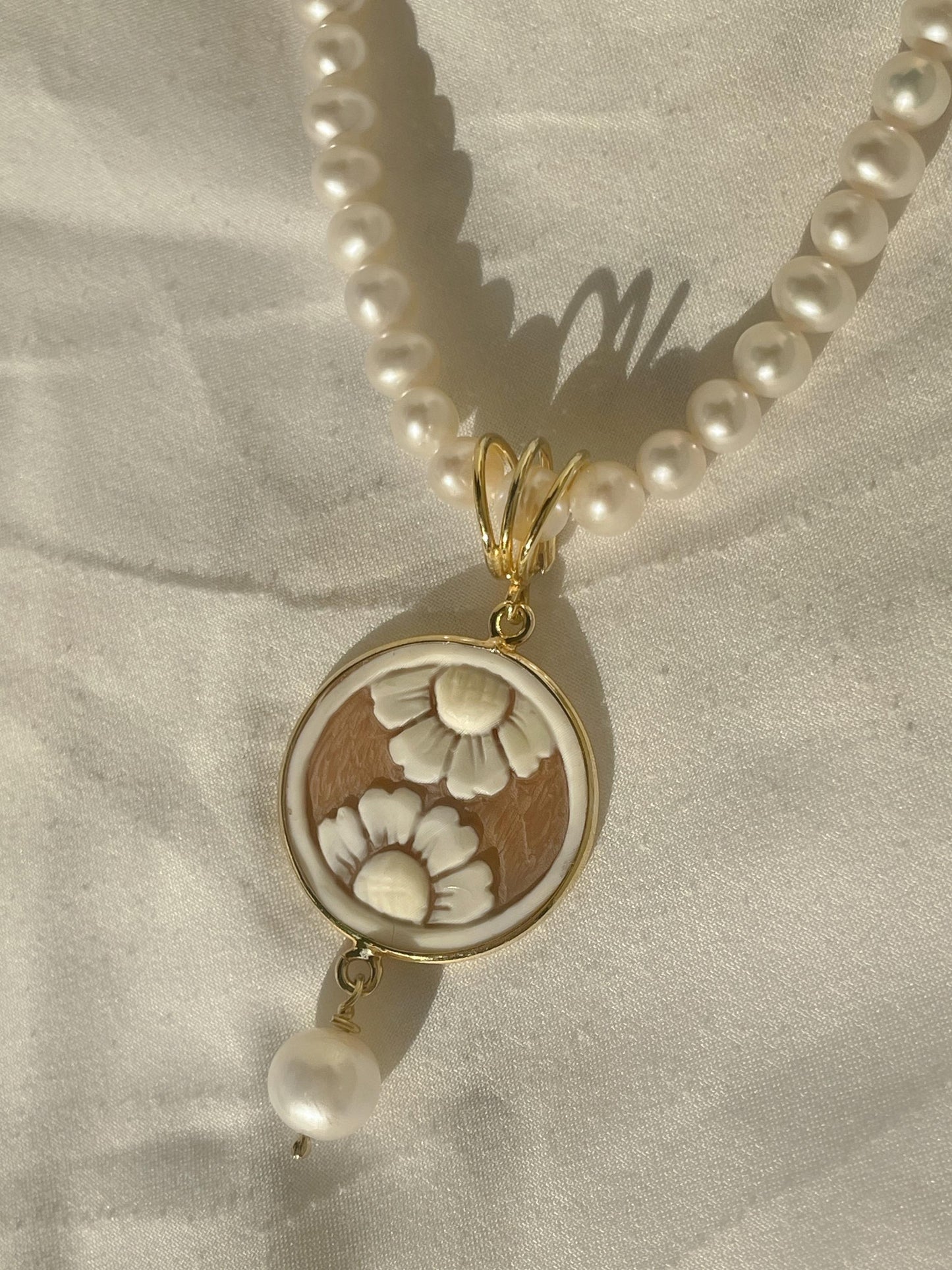 Flower pendant pearl necklace