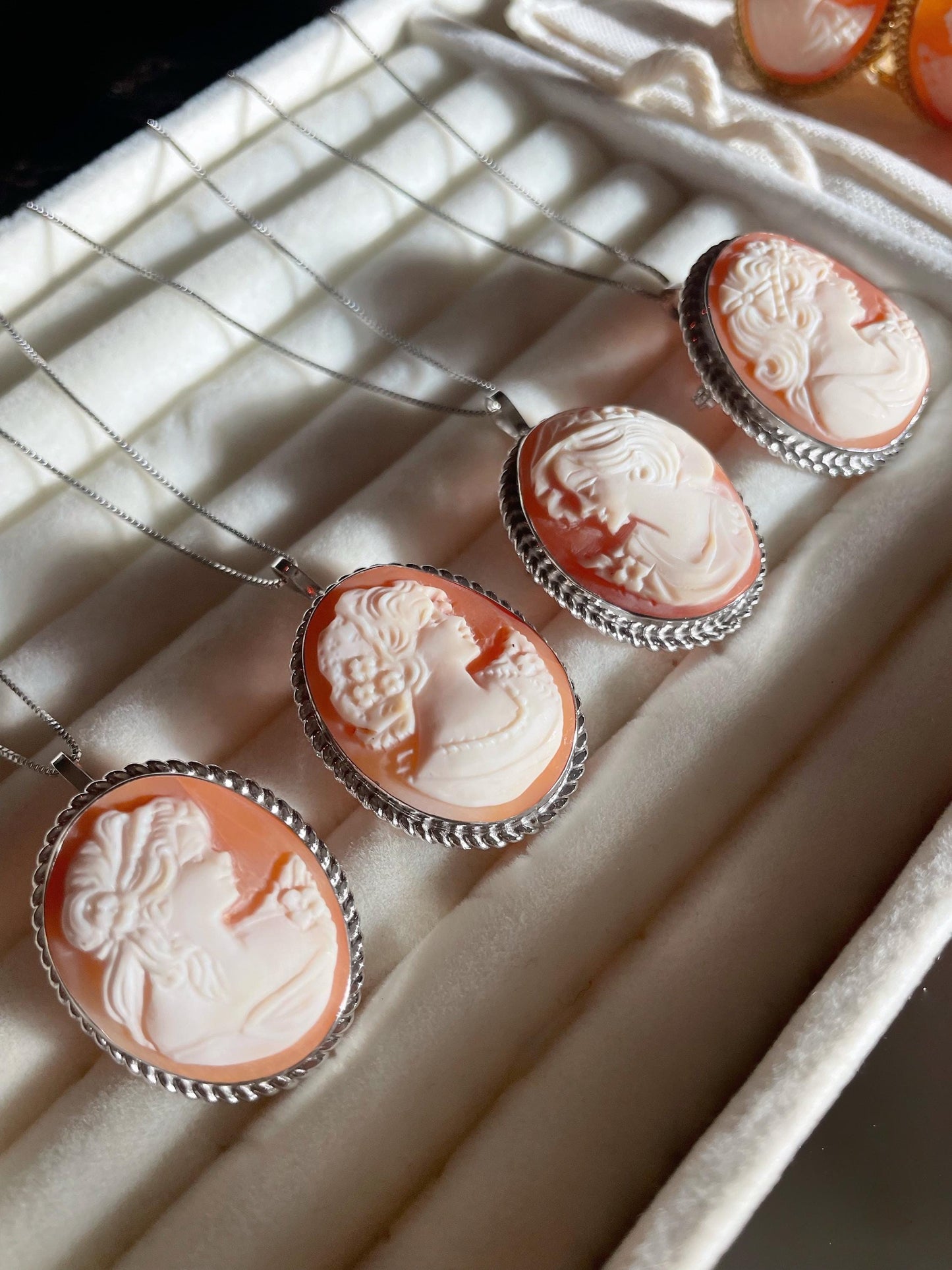 VINTAGE HAT CAMEO NECKLACE -SILVER-