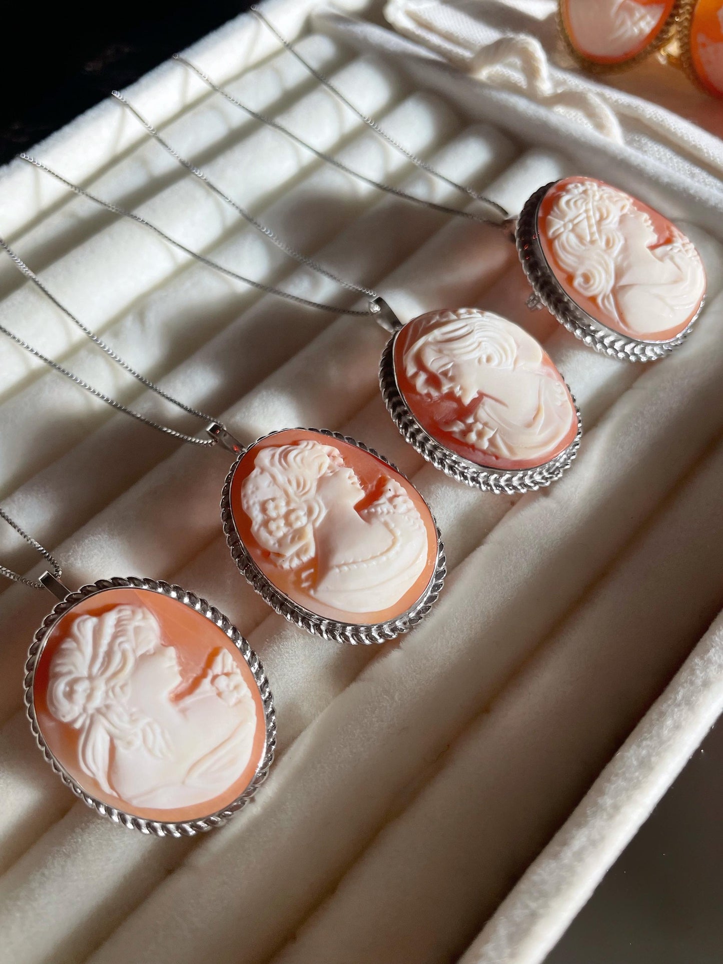 CLASSIC CAMEO NECKLACE -SILVER- LONG HAIR & FLOWERS