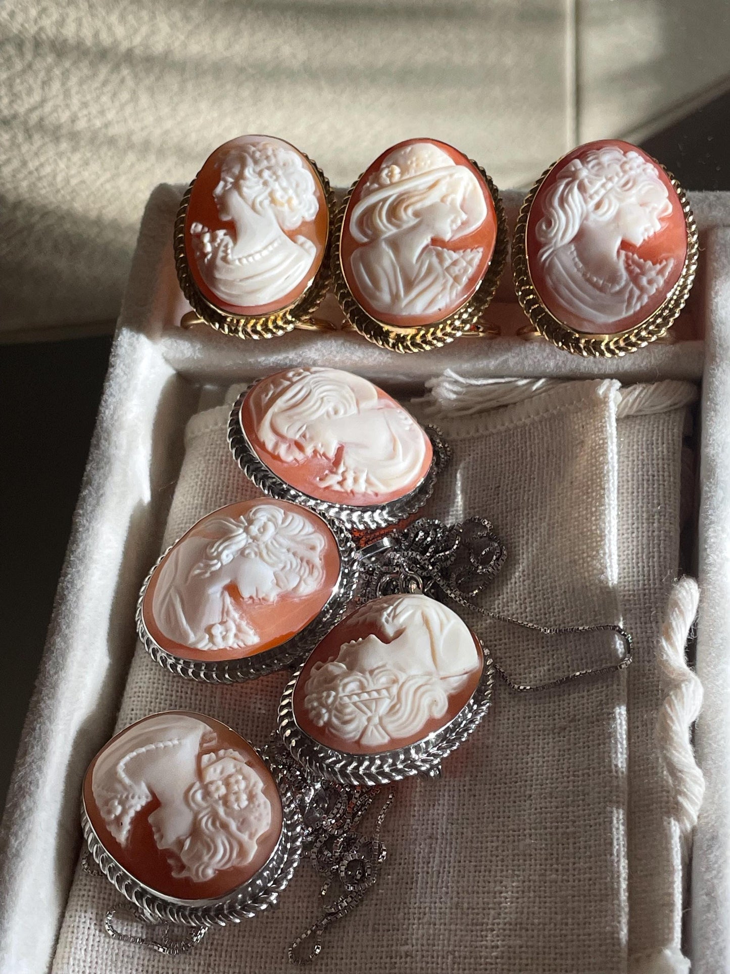 CLASSIC CAMEO NECKLACE -SILVER- LONG HAIR & FLOWERS
