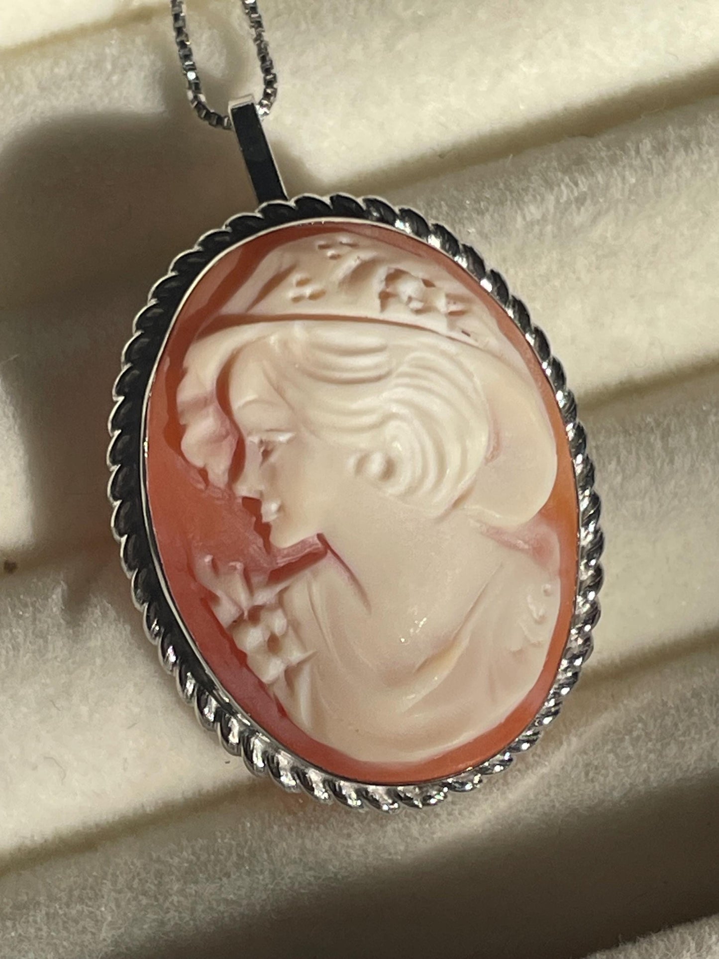 VINTAGE HAT CAMEO NECKLACE -SILVER-