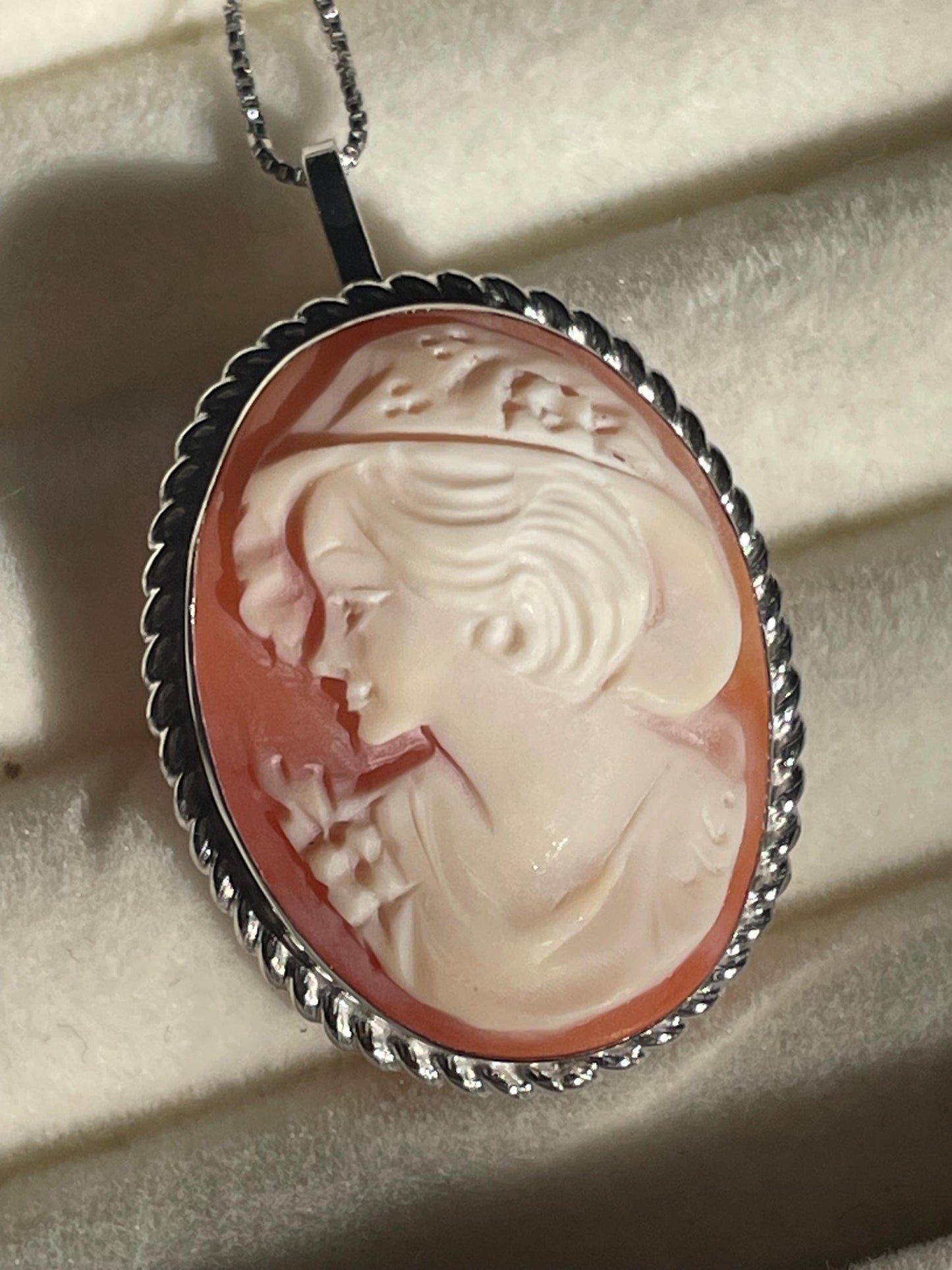 VINTAGE HAT CAMEO NECKLACE -SILVER-
