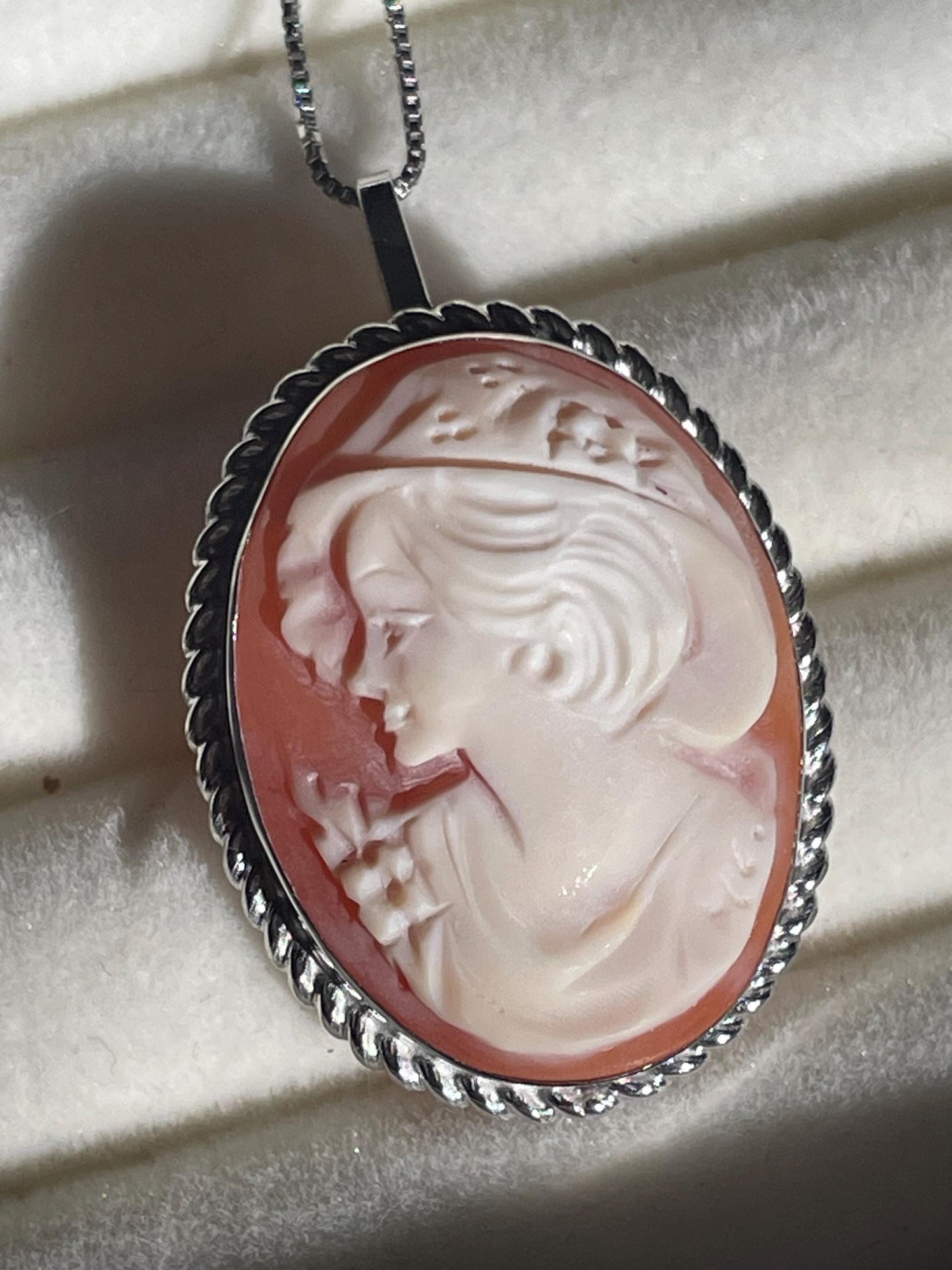 VINTAGE HAT CAMEO NECKLACE -SILVER-