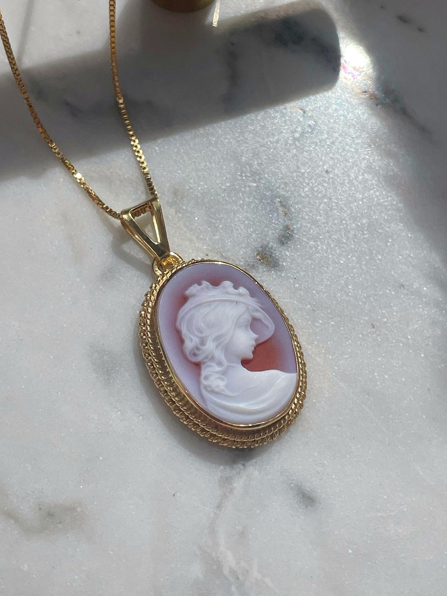 LADY & VINTAGE HAT CAMEO NECKLACE -RED-