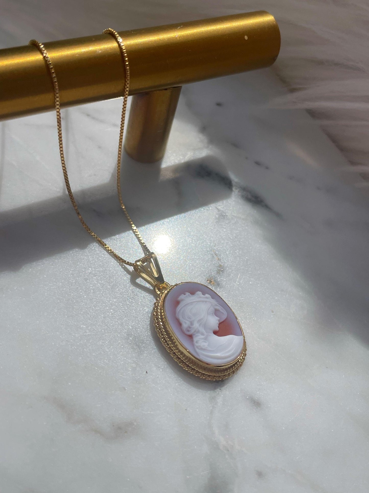 LADY & VINTAGE HAT CAMEO NECKLACE -RED-