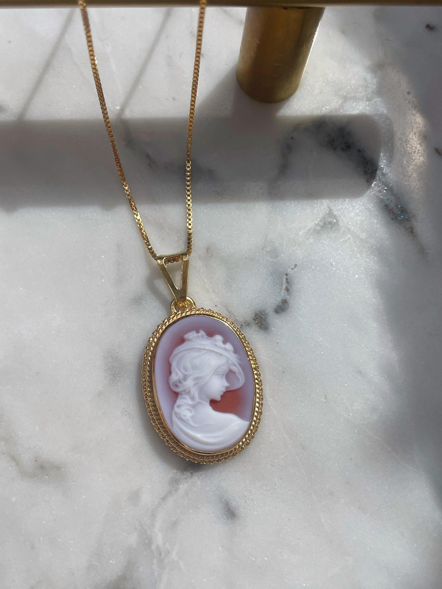 LADY & VINTAGE HAT CAMEO NECKLACE -RED-
