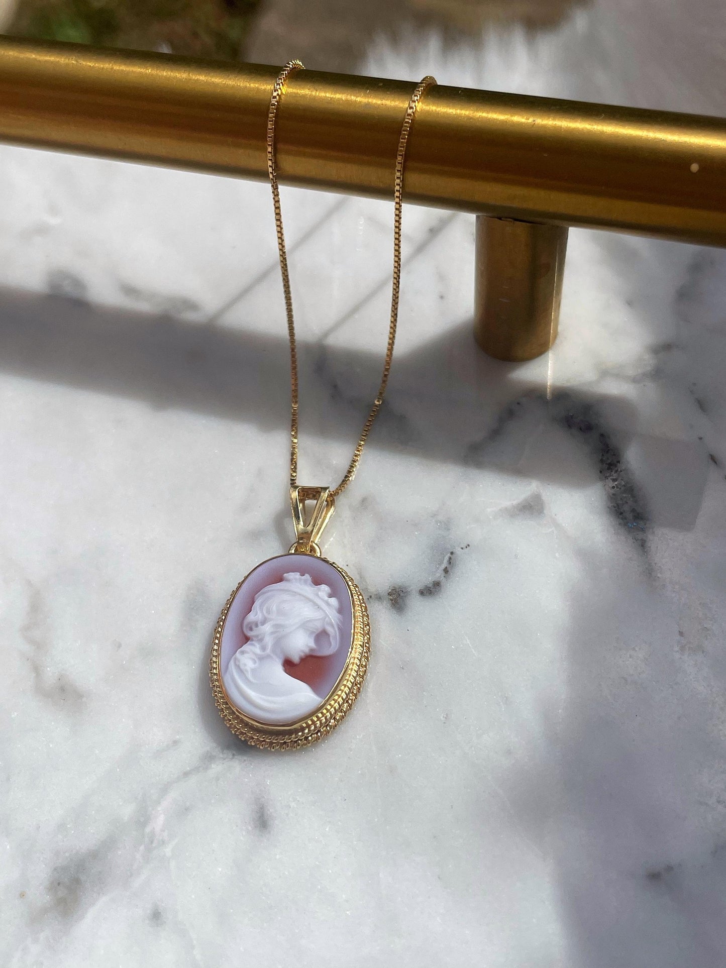 LADY & VINTAGE HAT CAMEO NECKLACE -RED-