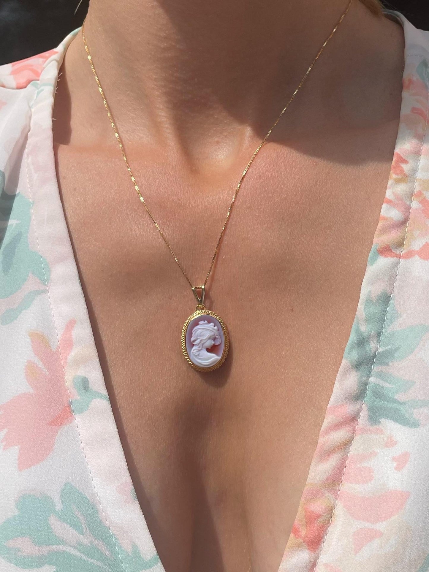 LADY & VINTAGE HAT CAMEO NECKLACE -RED-