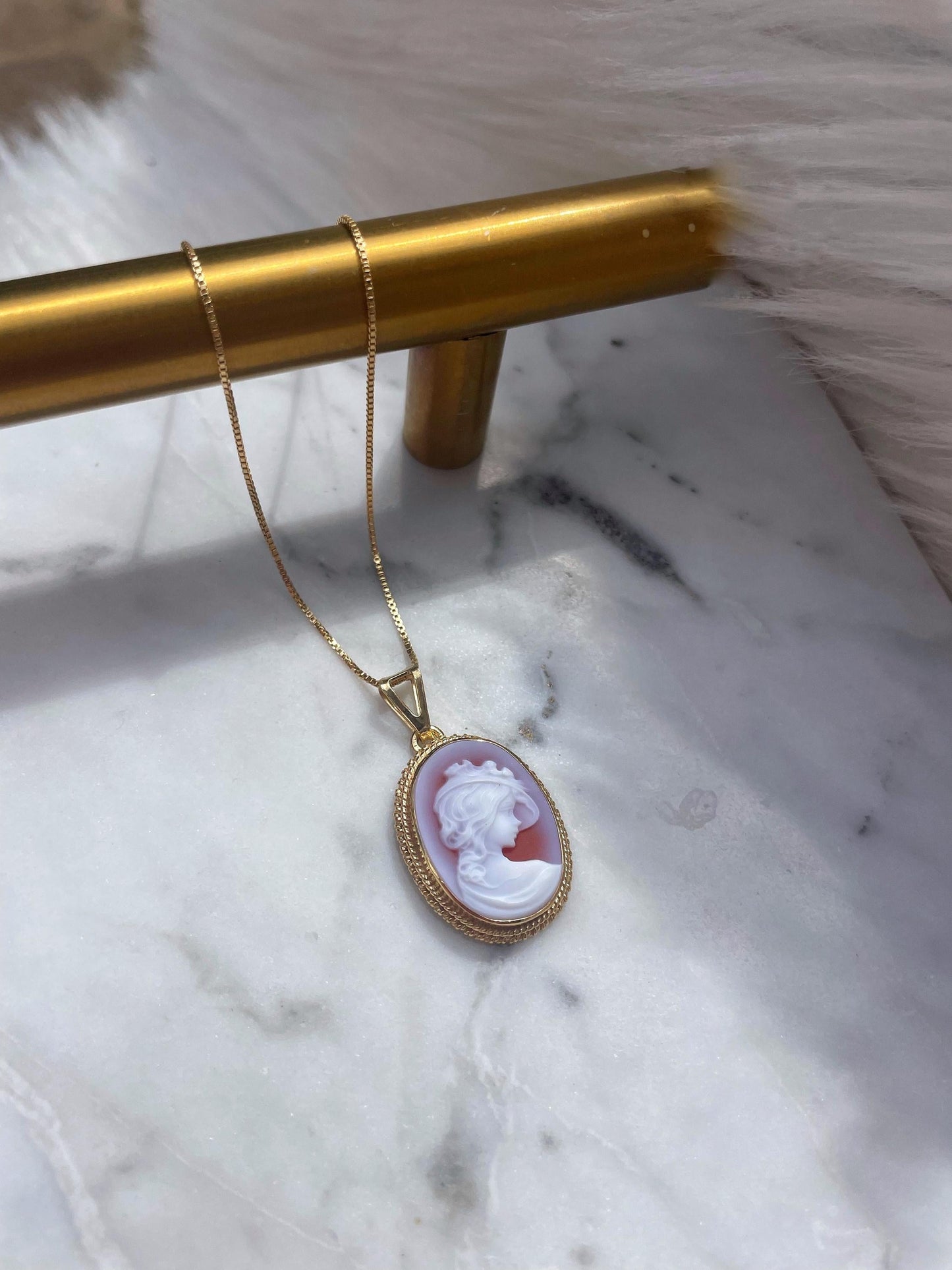 LADY & VINTAGE HAT CAMEO NECKLACE -RED-