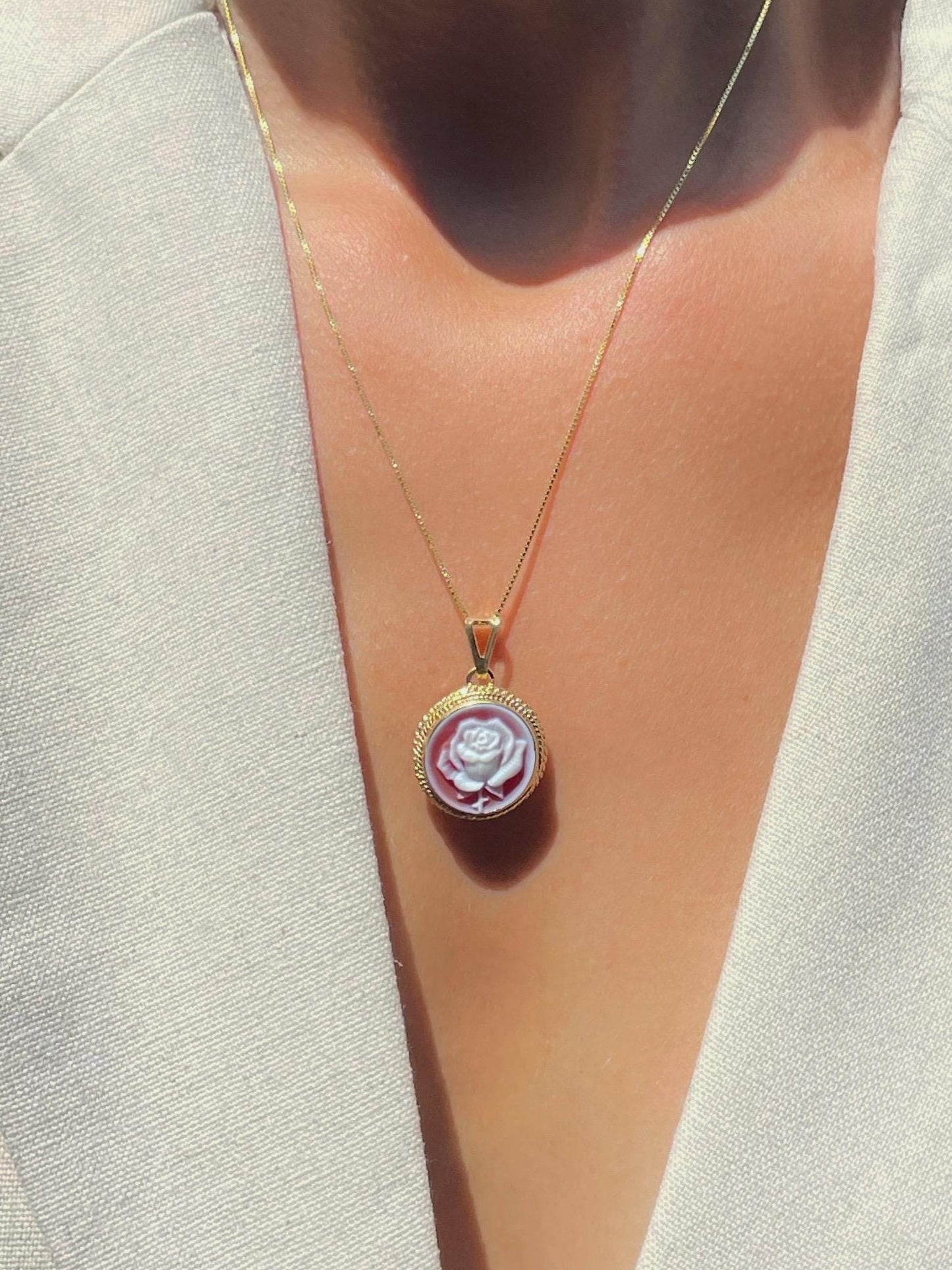 Rose cameo necklace - round