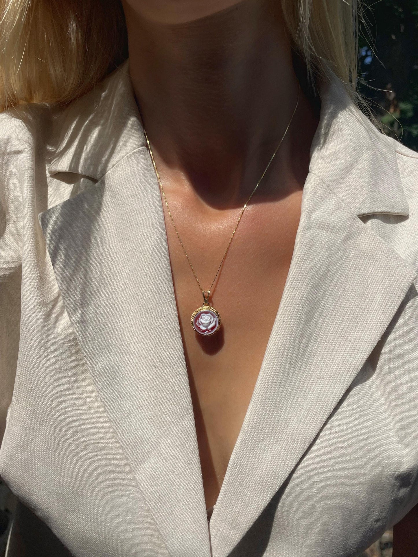 Rose cameo necklace - round