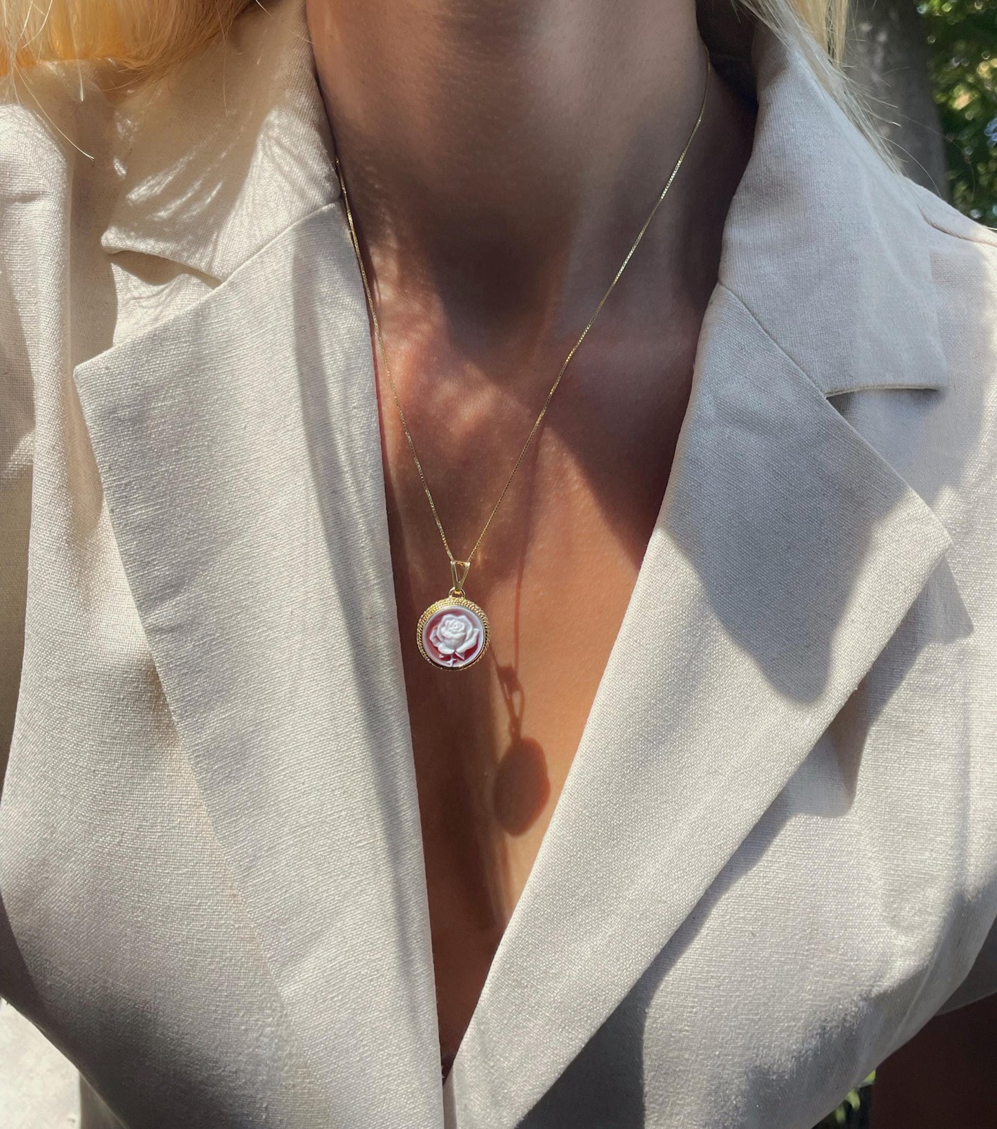 Rose cameo necklace - round