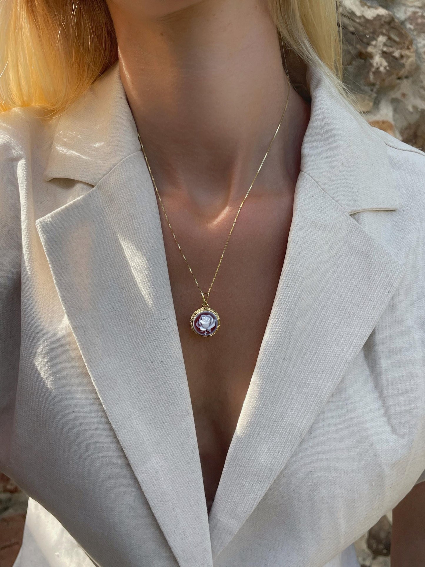 Rose cameo necklace - round