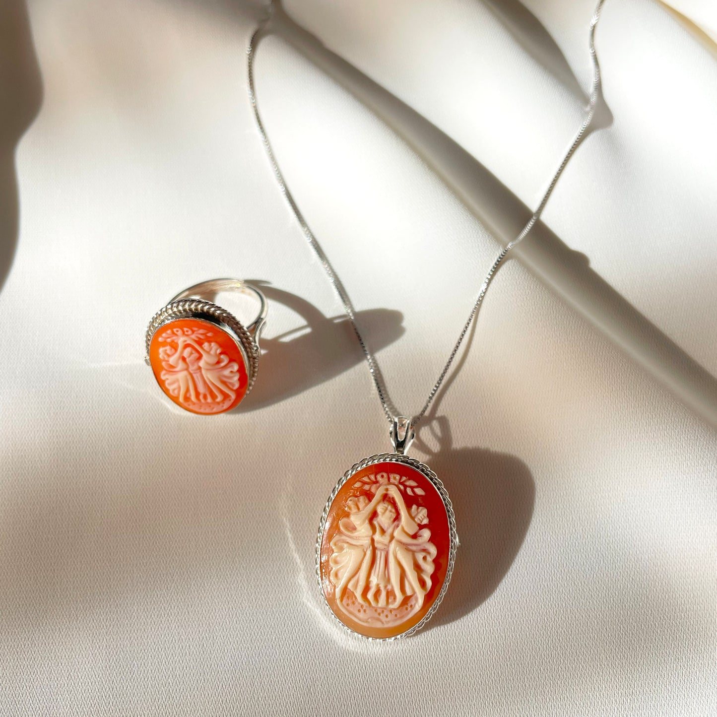 THE THREE GRACES CAMEO - SILVER
