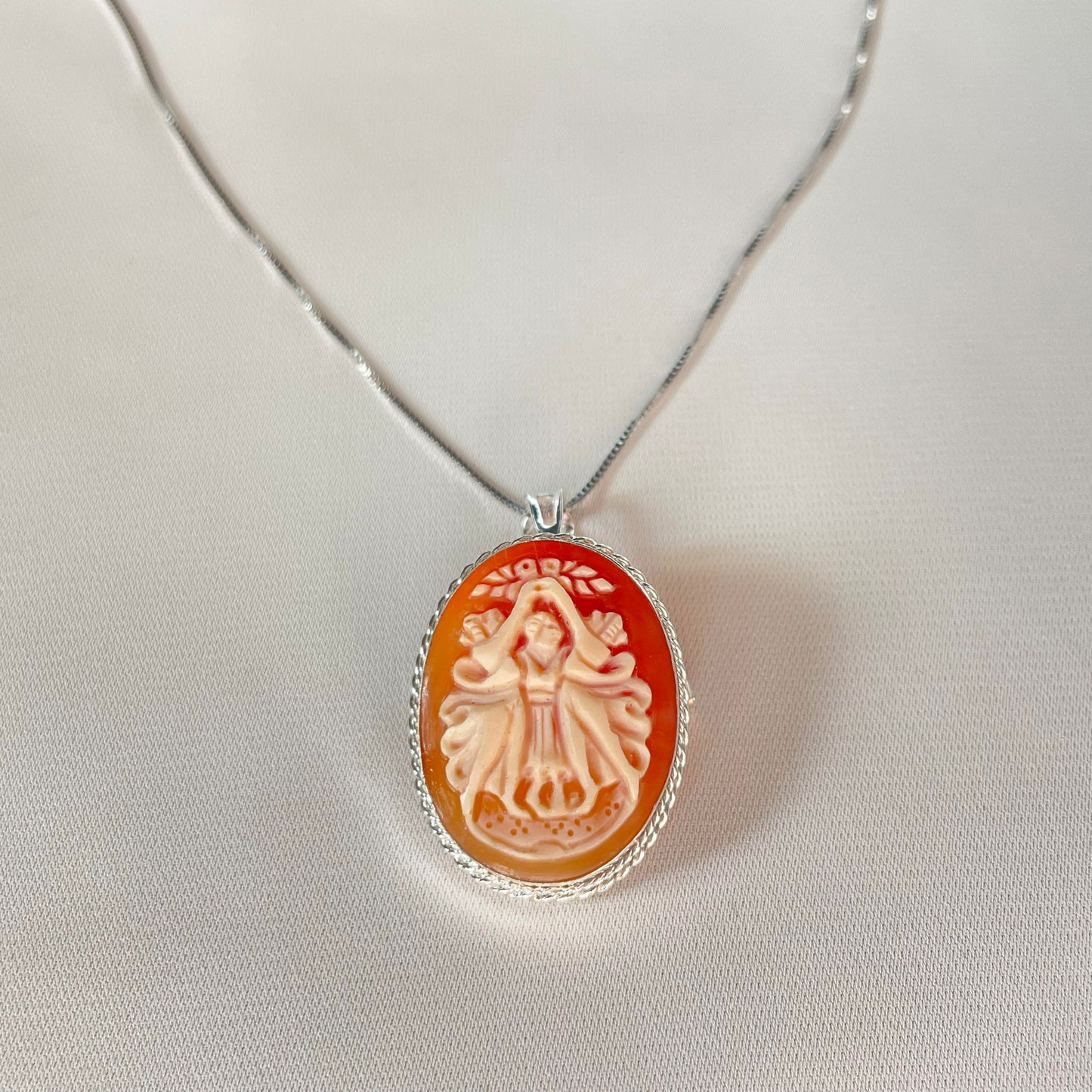 THE THREE GRACES CAMEO - SILVER