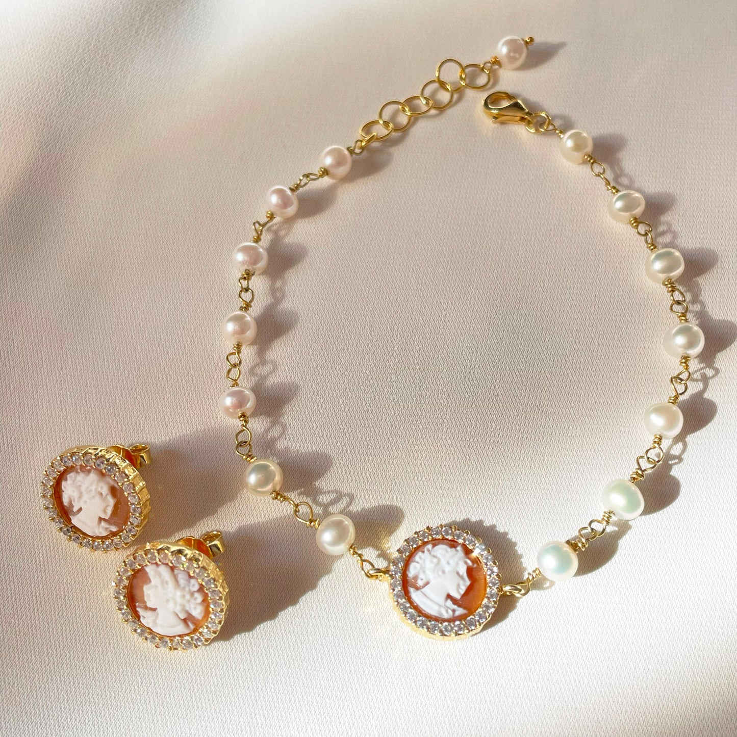 CLASSIC CAMEO PEARL BRACELET