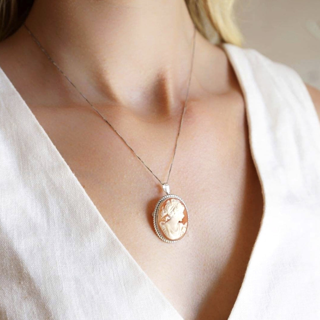 CLASSIC CAMEO NECKLACE - GOLDEN
