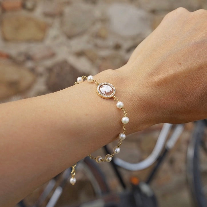 CLASSIC CAMEO PEARL BRACELET