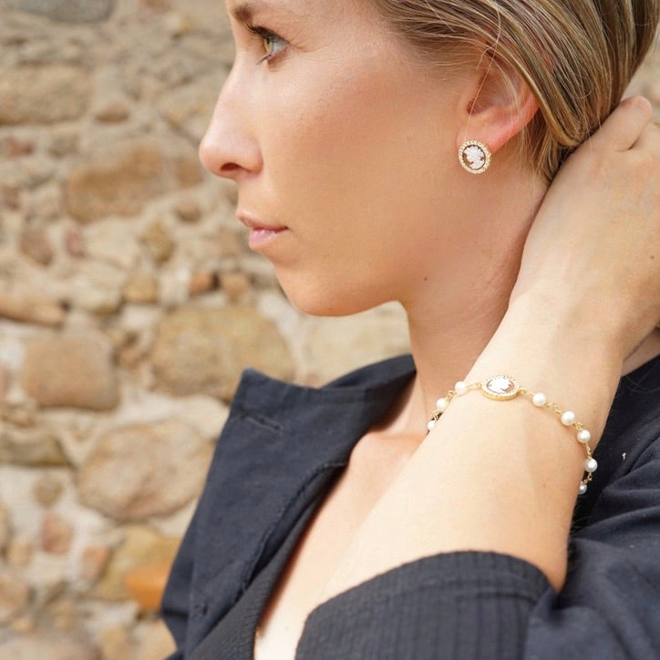 CLASSIC CAMEO PEARL BRACELET