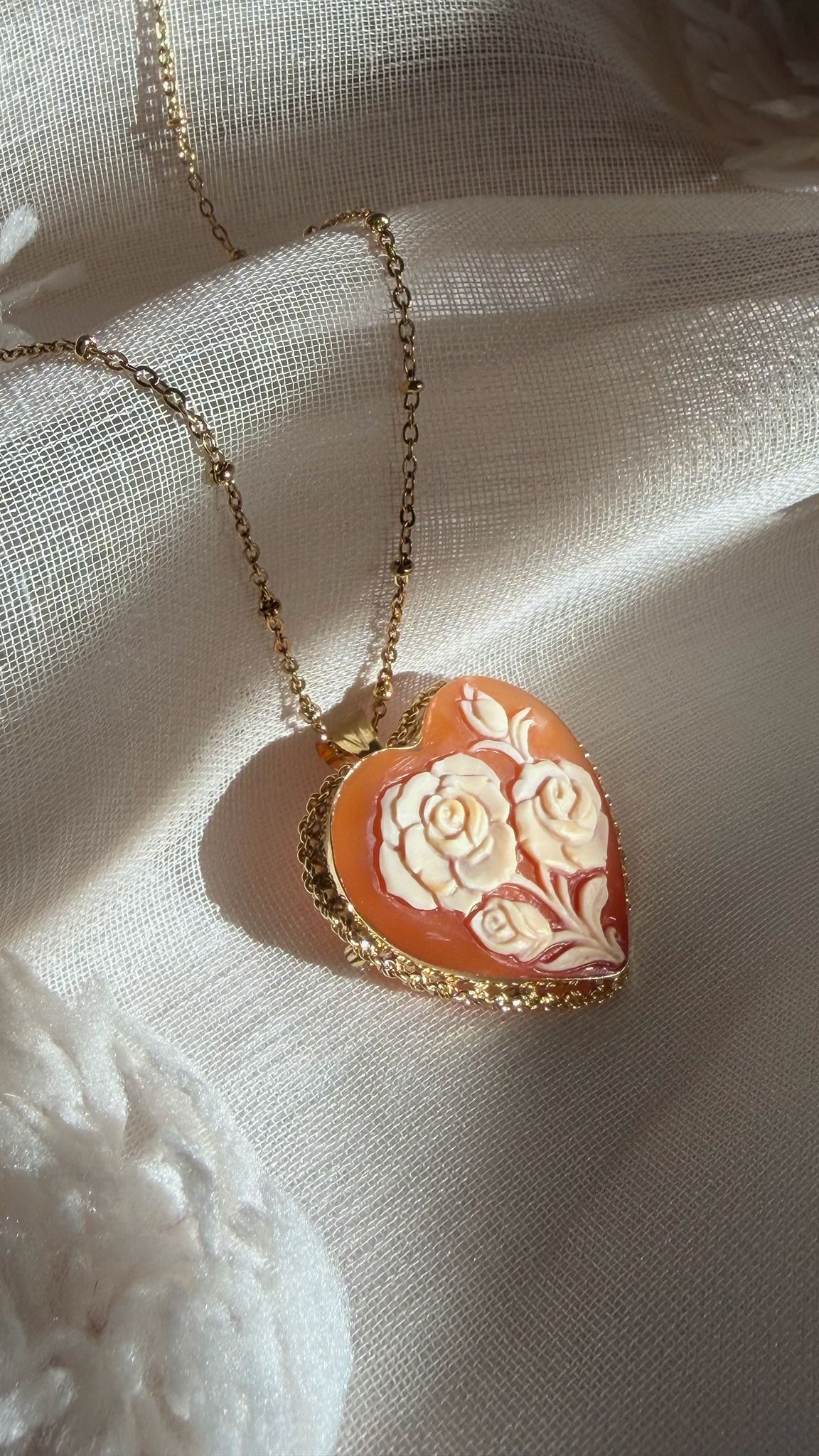 Heart cameo necklace - Roses