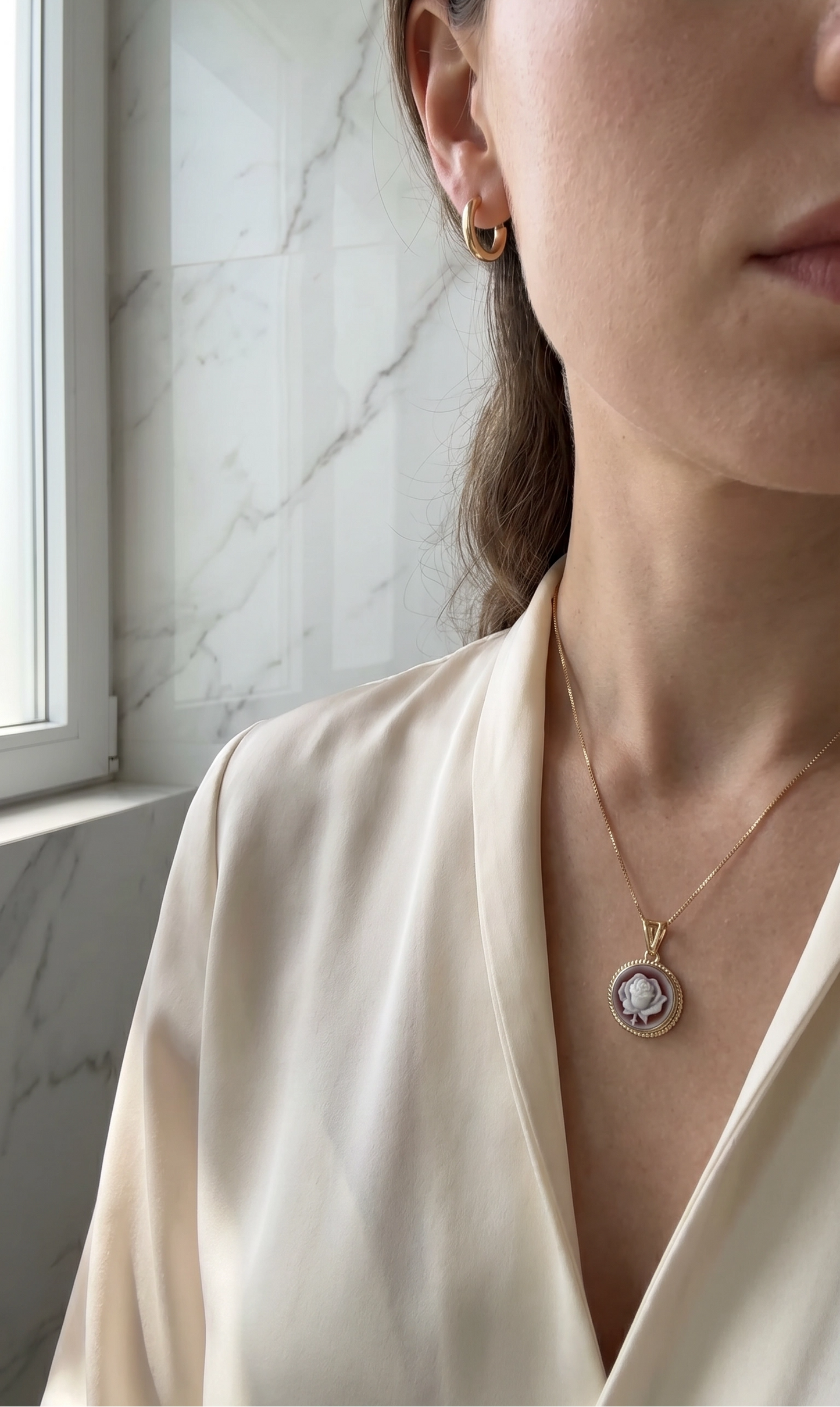 Rose cameo necklace - round