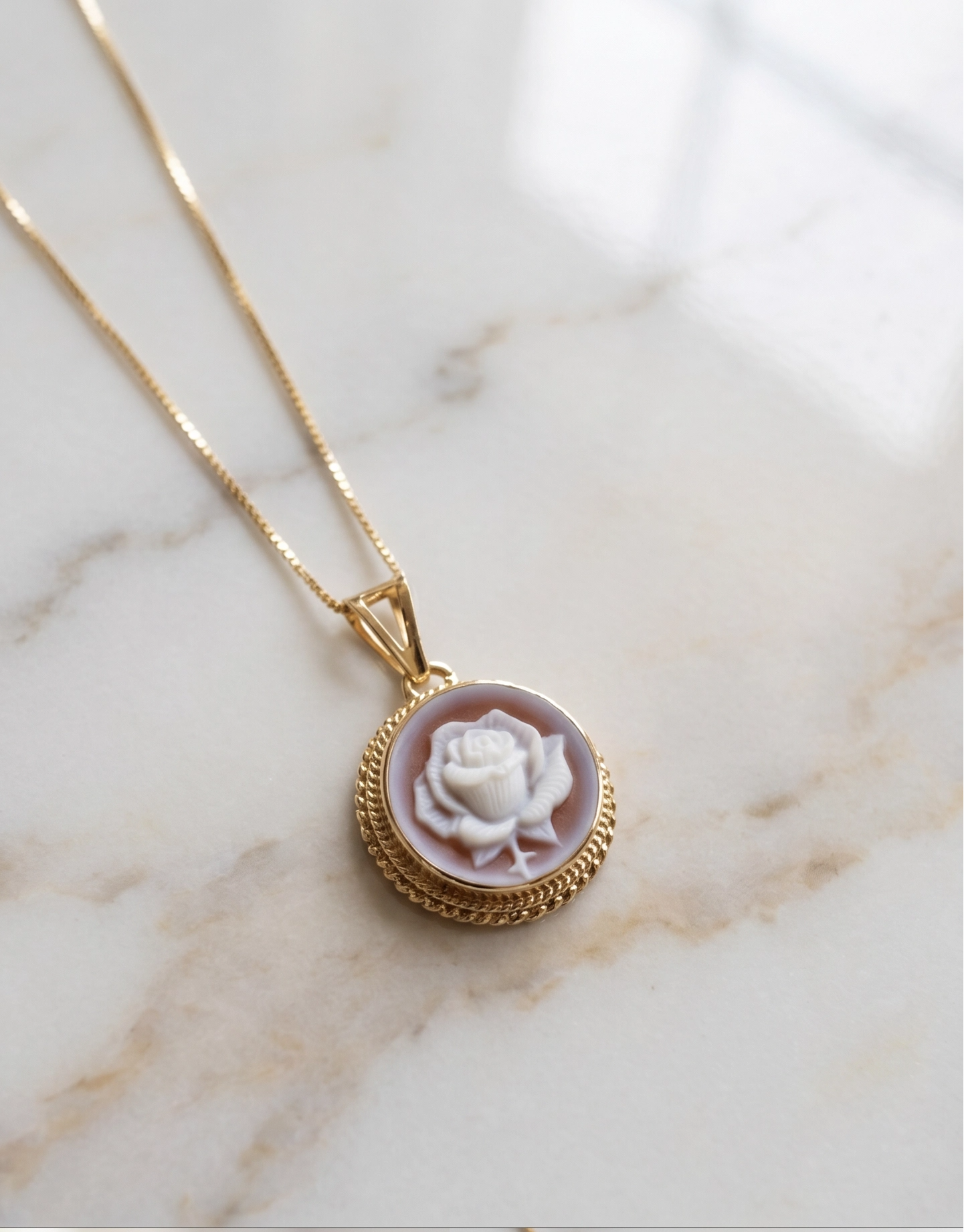 Rose cameo necklace - round