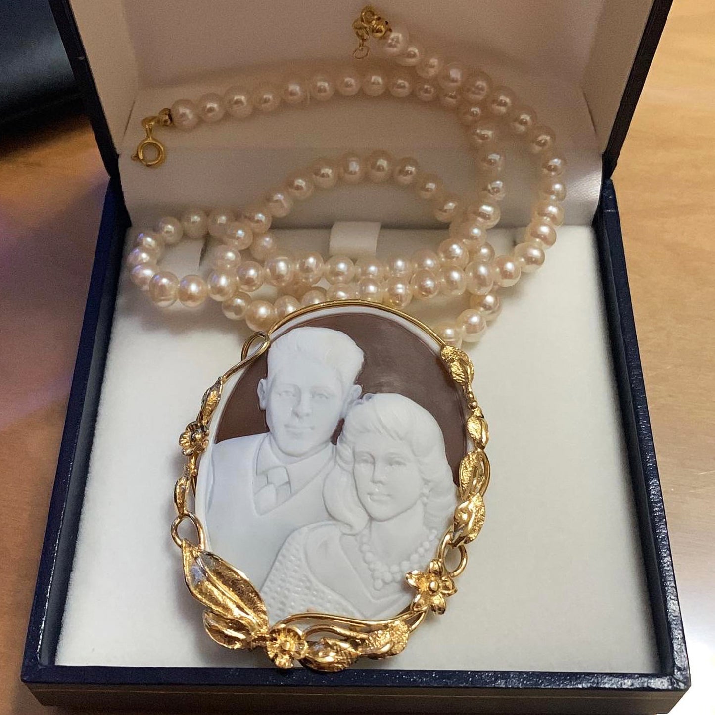 PERSONALISE YOUR CAMEO - COUPLES