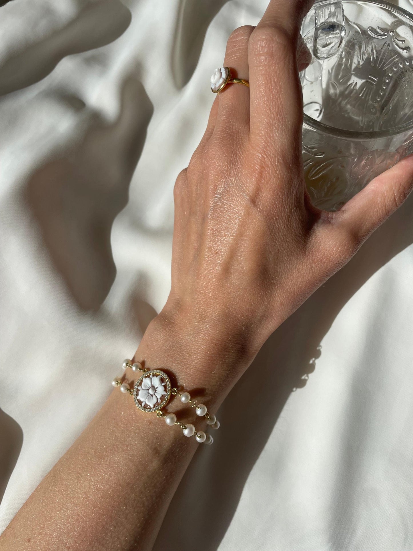Cameo pearl bracelet, handmade jewelry, anniversary and wedding gift, Bridesmaid gift, minimalist golden bracelet, made in Italy, mom gift