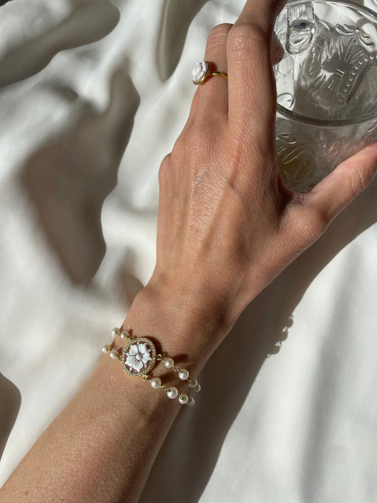 Cameo pearl bracelet, handmade jewelry, anniversary and wedding gift, Bridesmaid gift, minimalist golden bracelet, made in Italy, mom gift