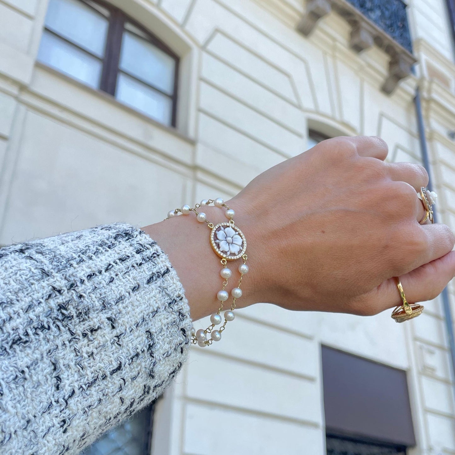 Cameo pearl bracelet, handmade jewelry, anniversary and wedding gift, Bridesmaid gift, minimalist golden bracelet, made in Italy, mom gift