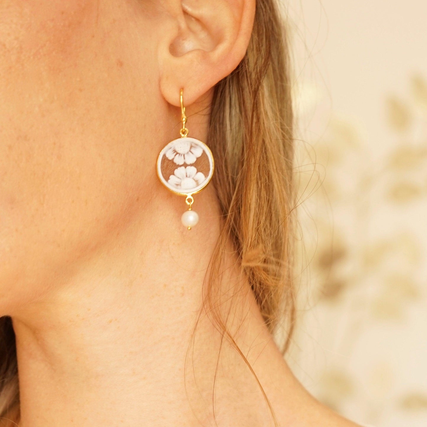 Floral Cameo earrings, drop earrings, glam earrings, made in Italy, custom gift for her, bridal jewellery, pearl earrings, flower jewelry
