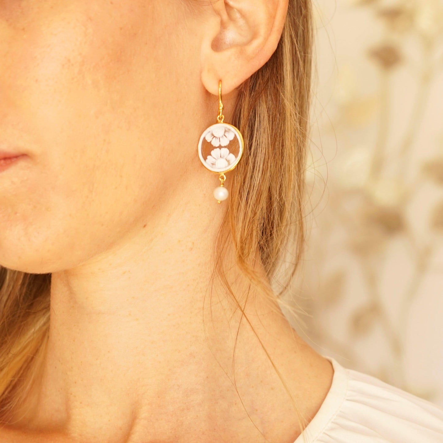 Floral Cameo earrings, drop earrings, glam earrings, made in Italy, custom gift for her, bridal jewellery, pearl earrings, flower jewelry