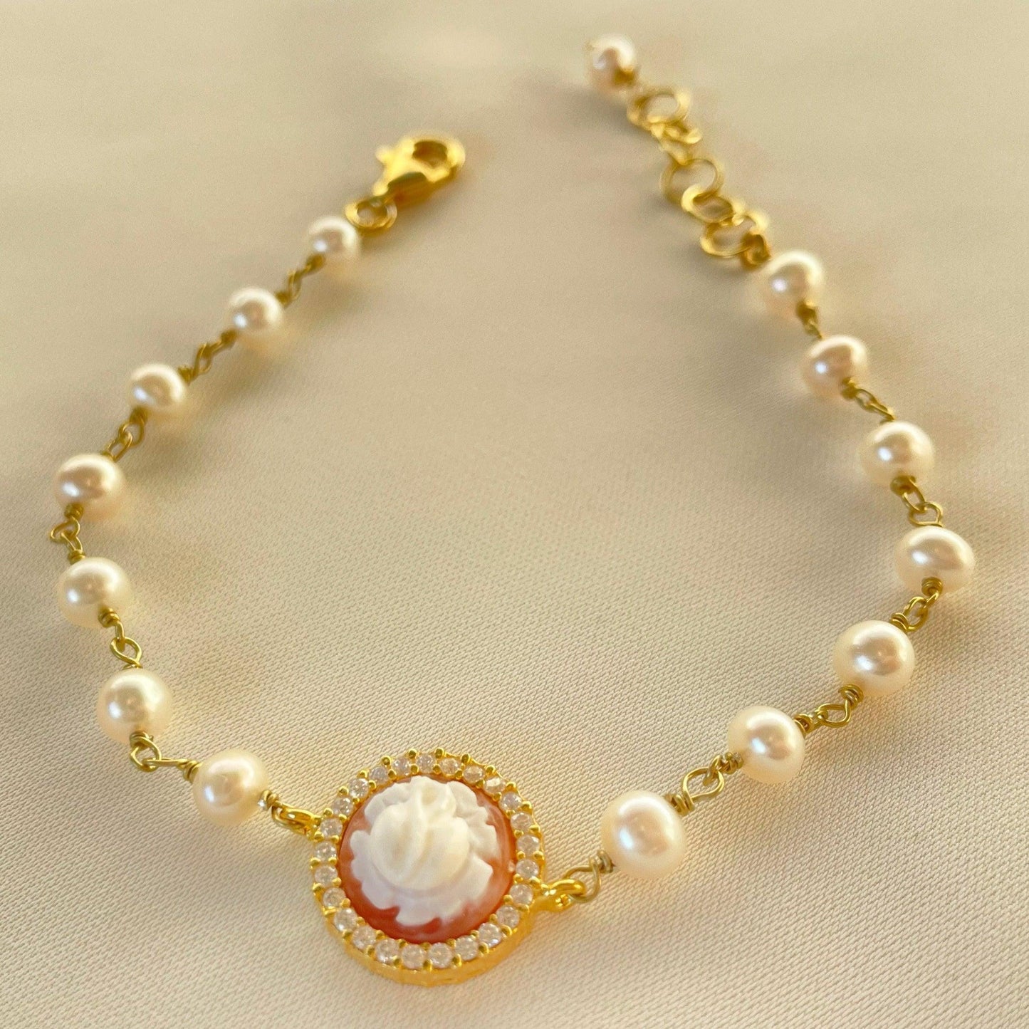 Cameo pearl handmade bracelet, bridal jewelry, handmade gift, anniversary, minimalist, 18k gold set, made in Italy, charming pearl bracelet