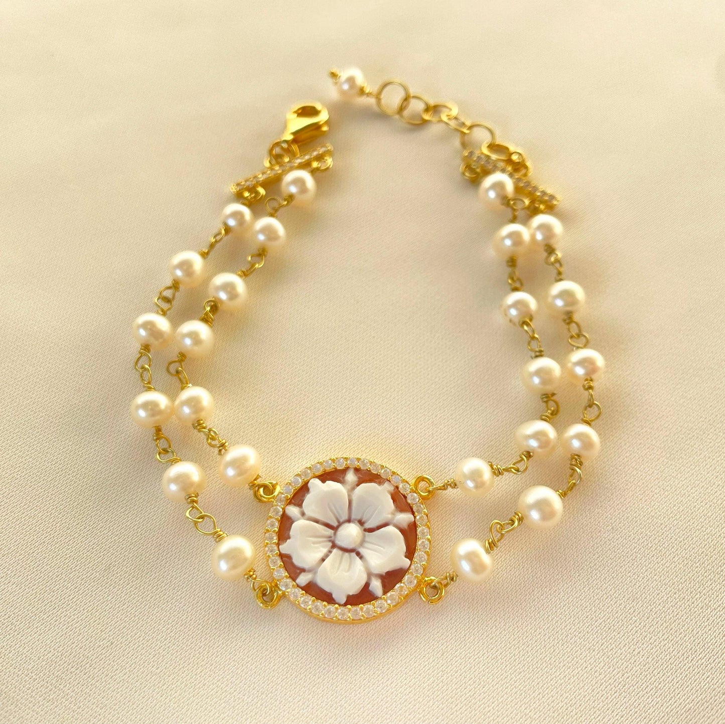 Cameo pearl bracelet, handmade jewelry, anniversary and wedding gift, Bridesmaid gift, minimalist golden bracelet, made in Italy, mom gift