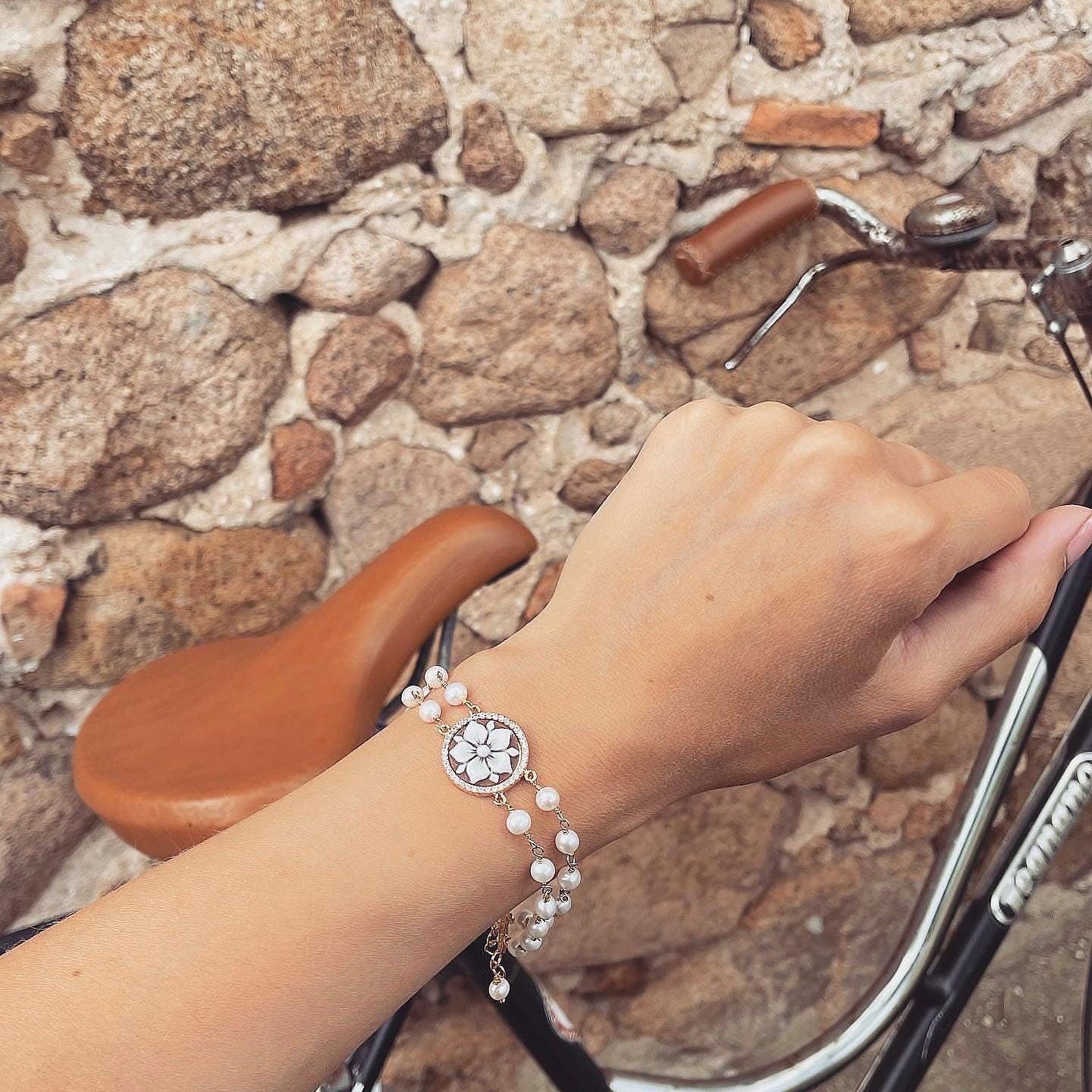 Cameo pearl bracelet, handmade jewelry, anniversary and wedding gift, Bridesmaid gift, minimalist golden bracelet, made in Italy, mom gift