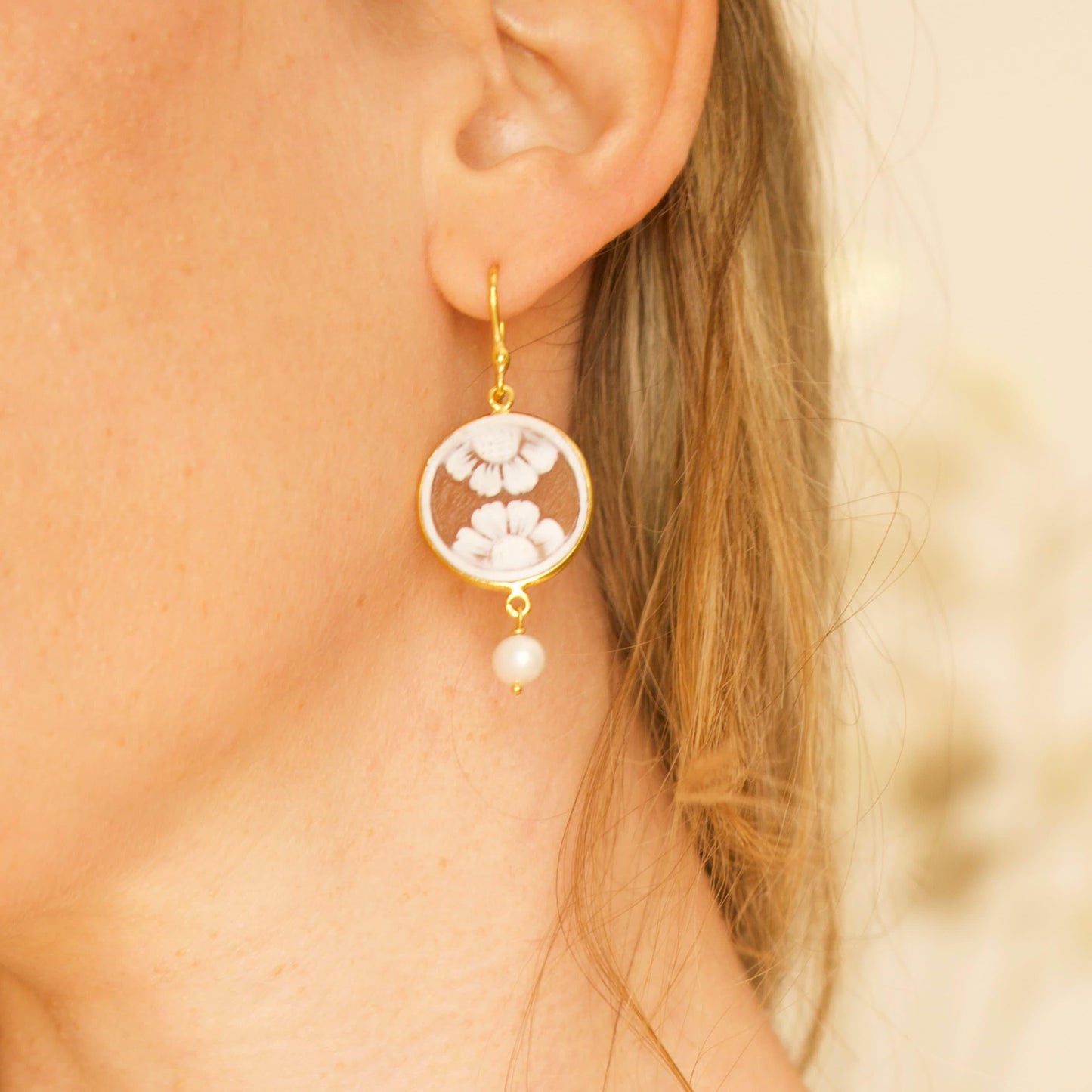 Floral Cameo earrings, drop earrings, glam earrings, made in Italy, custom gift for her, bridal jewellery, pearl earrings, flower jewelry