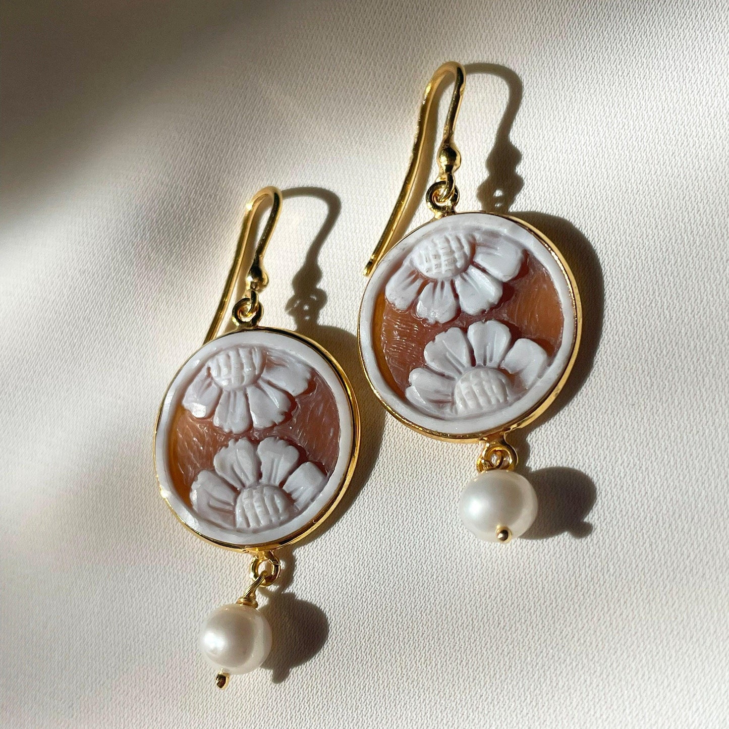 Floral Cameo earrings, drop earrings, glam earrings, made in Italy, custom gift for her, bridal jewellery, pearl earrings, flower jewelry