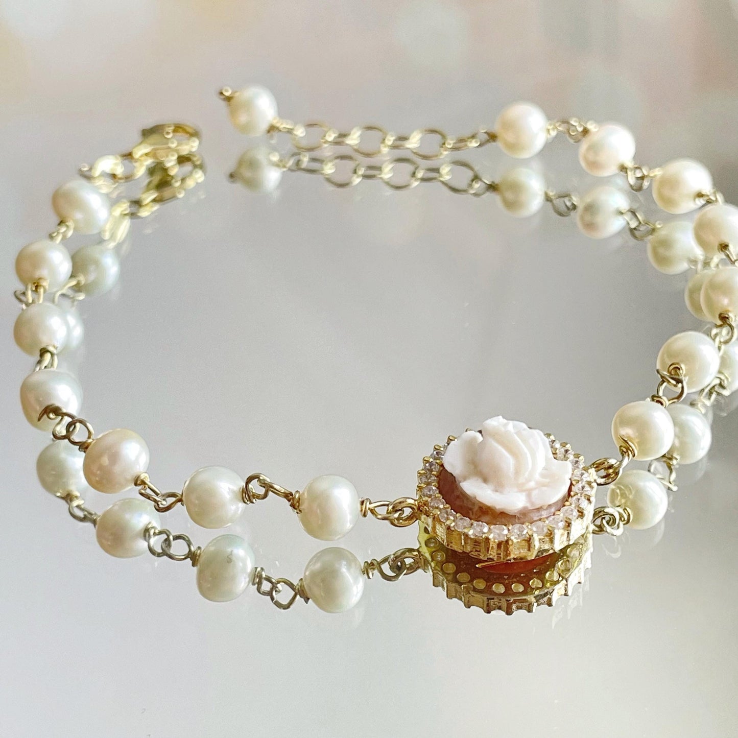 Cameo pearl handmade bracelet, bridal jewelry, handmade gift, anniversary, minimalist, 18k gold set, made in Italy, charming pearl bracelet