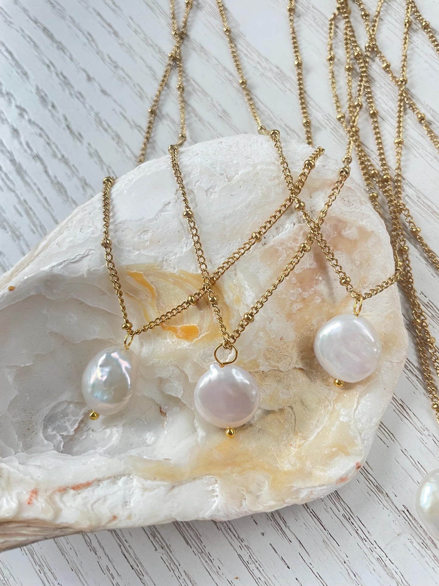 Dainty freshwater pearl necklace, pearl pendant, 18k gold necklace, waterproof golden necklace, hypoallergenic, made in Italy, sister gift