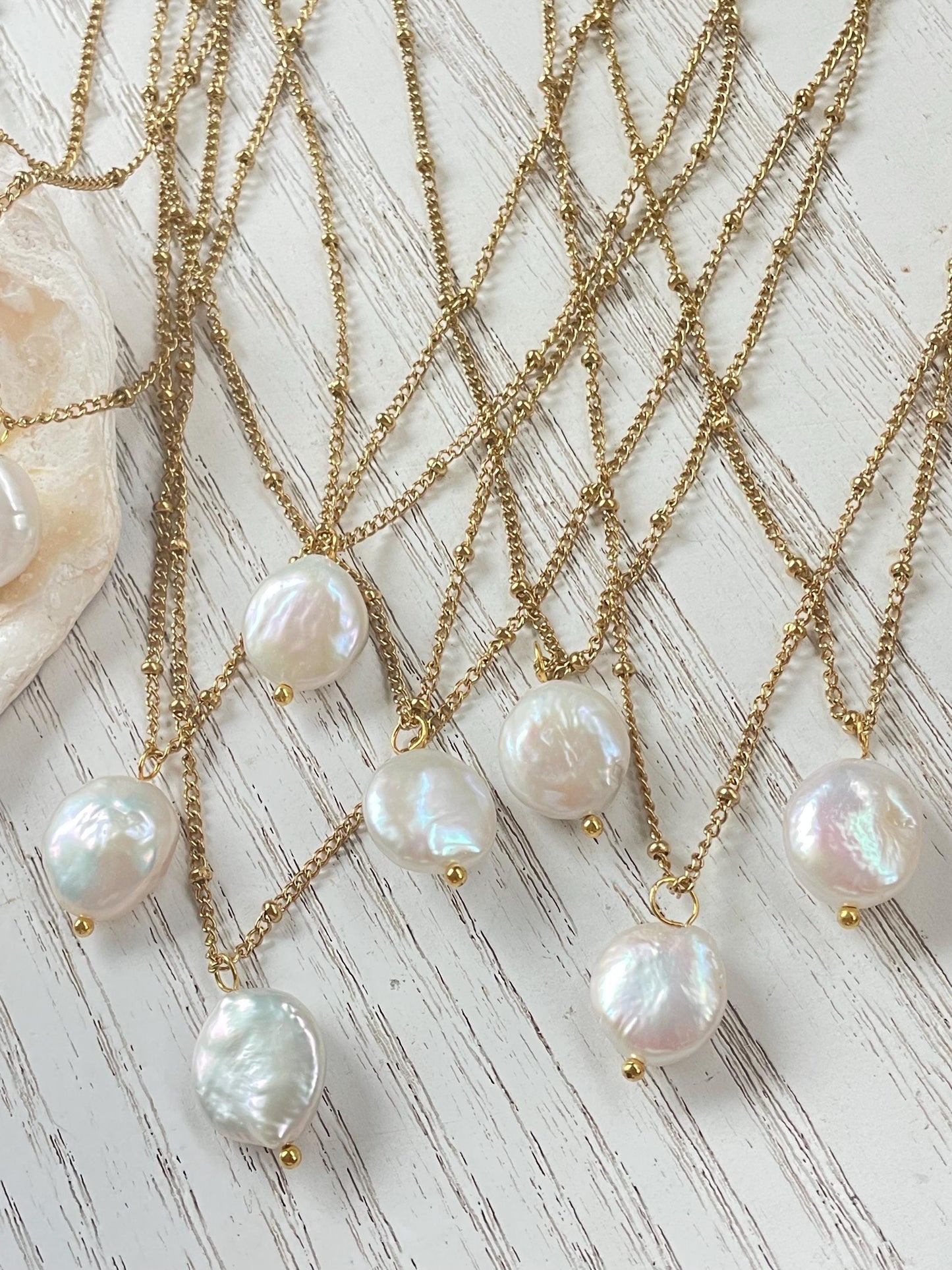 Dainty freshwater pearl necklace, pearl pendant, 18k gold necklace, waterproof golden necklace, hypoallergenic, made in Italy, sister gift