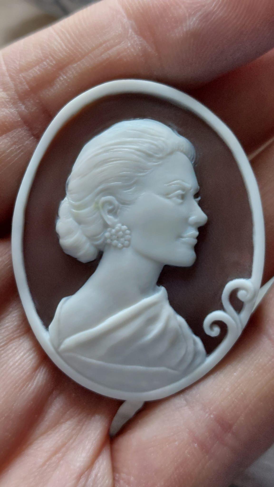 Custom Family Portrait Cameo Necklace, Handcrafted Italian Seashell Jewelry