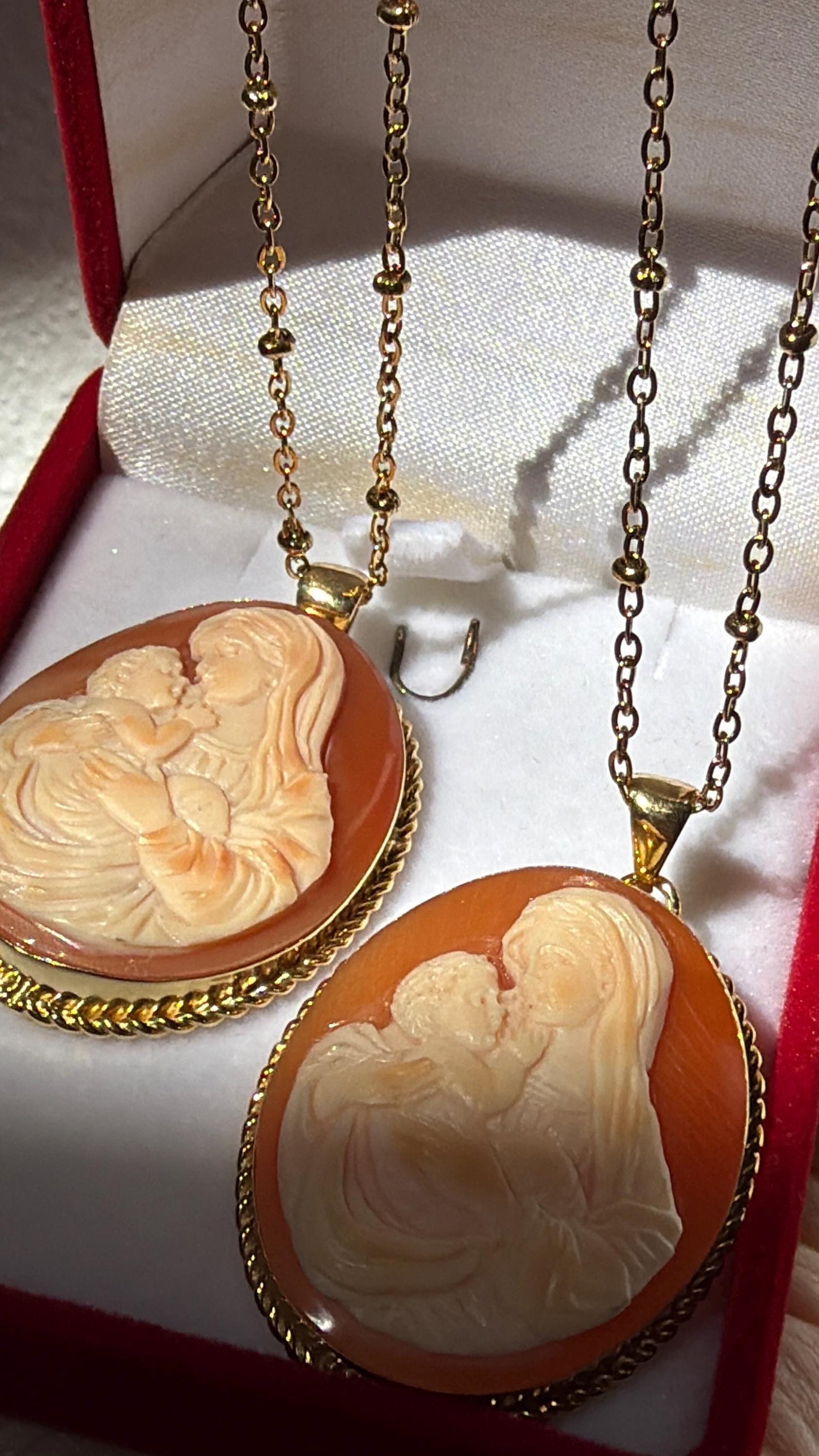 Virgin Mary Cameo Necklace, Christian Pendant, baby Jesus jewelry, 18k Gold Chain Necklace