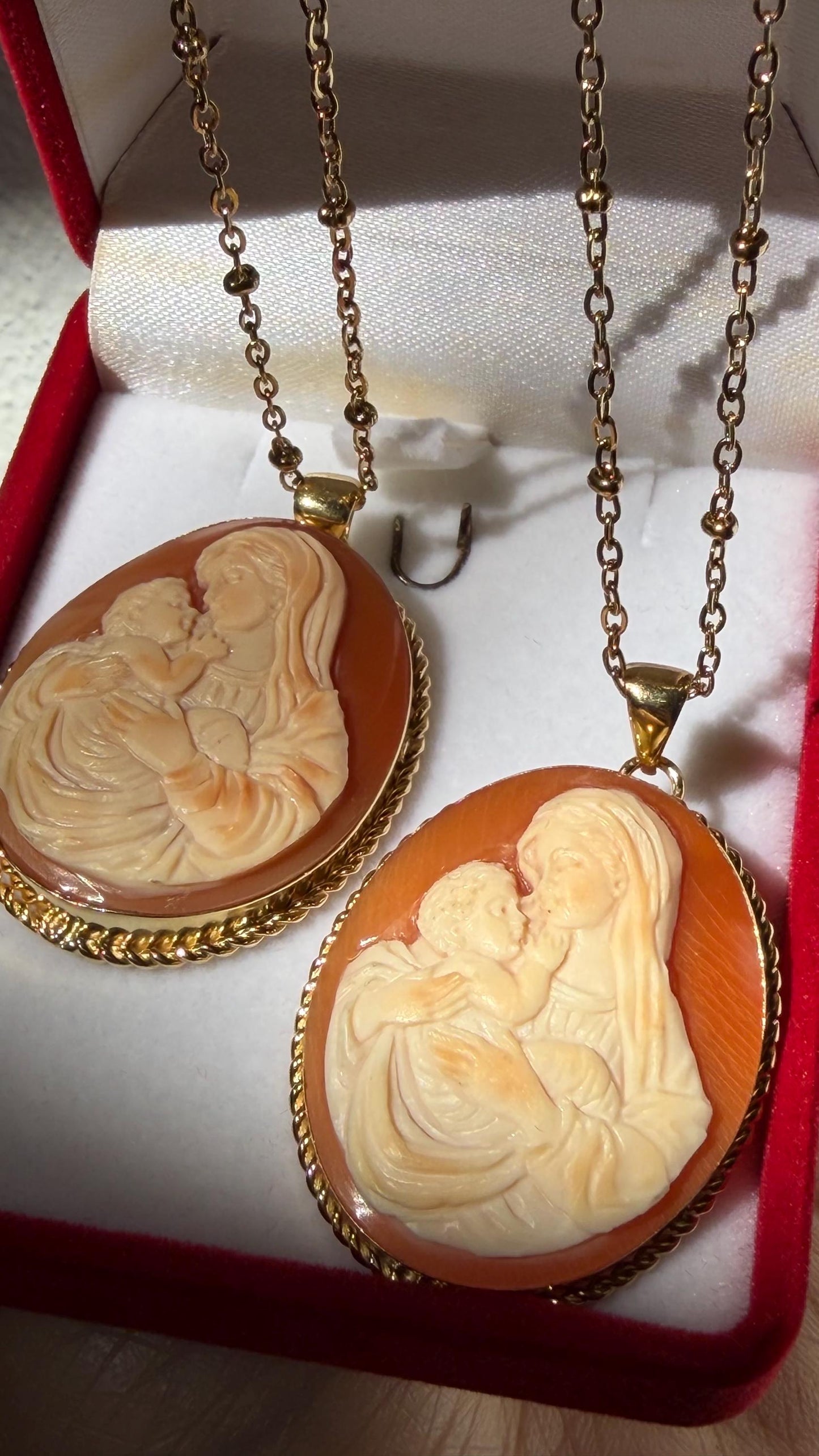Virgin Mary Cameo Necklace, Christian Pendant, baby Jesus jewelry, 18k Gold Chain Necklace