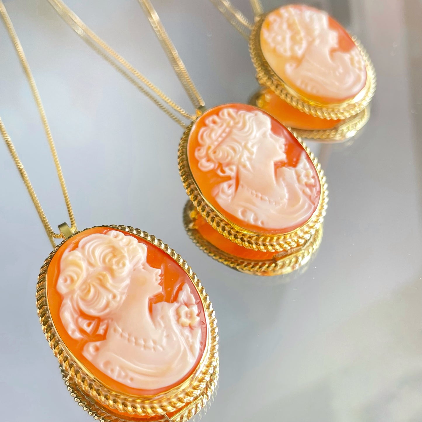 CLASSIC CAMEO NECKLACE - GOLDEN